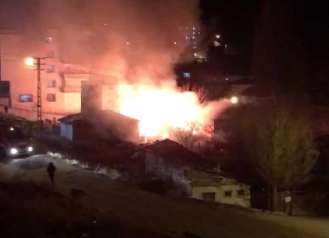 gecekondu-gece-boyu-alev-alev-yandi-pes-pese-patlama-sesleri-duyuldu.jpg