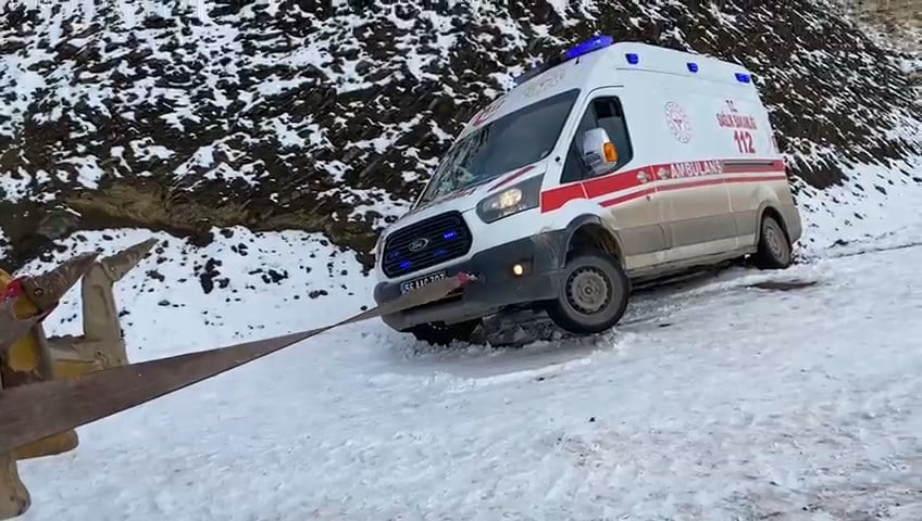 siirtte-kara-saplanan-ambulans-kurtaril-484409-143266.jpg