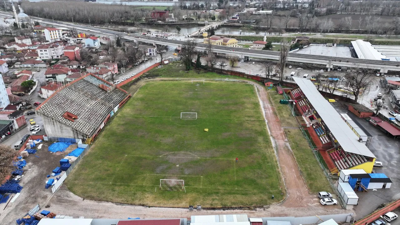 valilik-duyurdu-edirnedeki-sehir-stadyumunun-yerine-kent-meydani-yapilacak-7cga-cover-jpg.webp