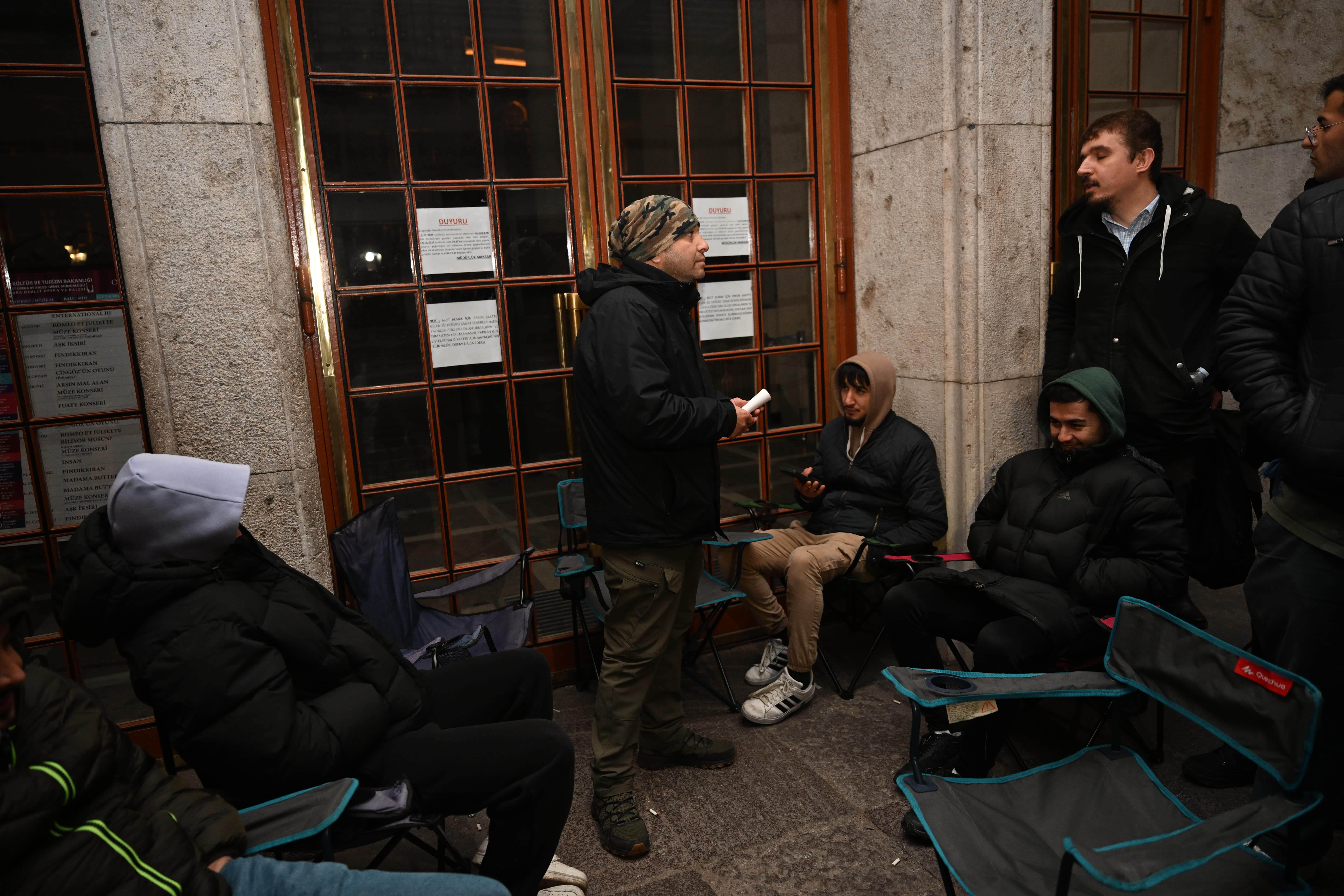 aa-20241227-36596873-36596863-findikkiran-balesi-bileti-almak-icin-sabahin-5inde-kamp-sandalyesiyle-kuyruga-girdiler-min.jpg