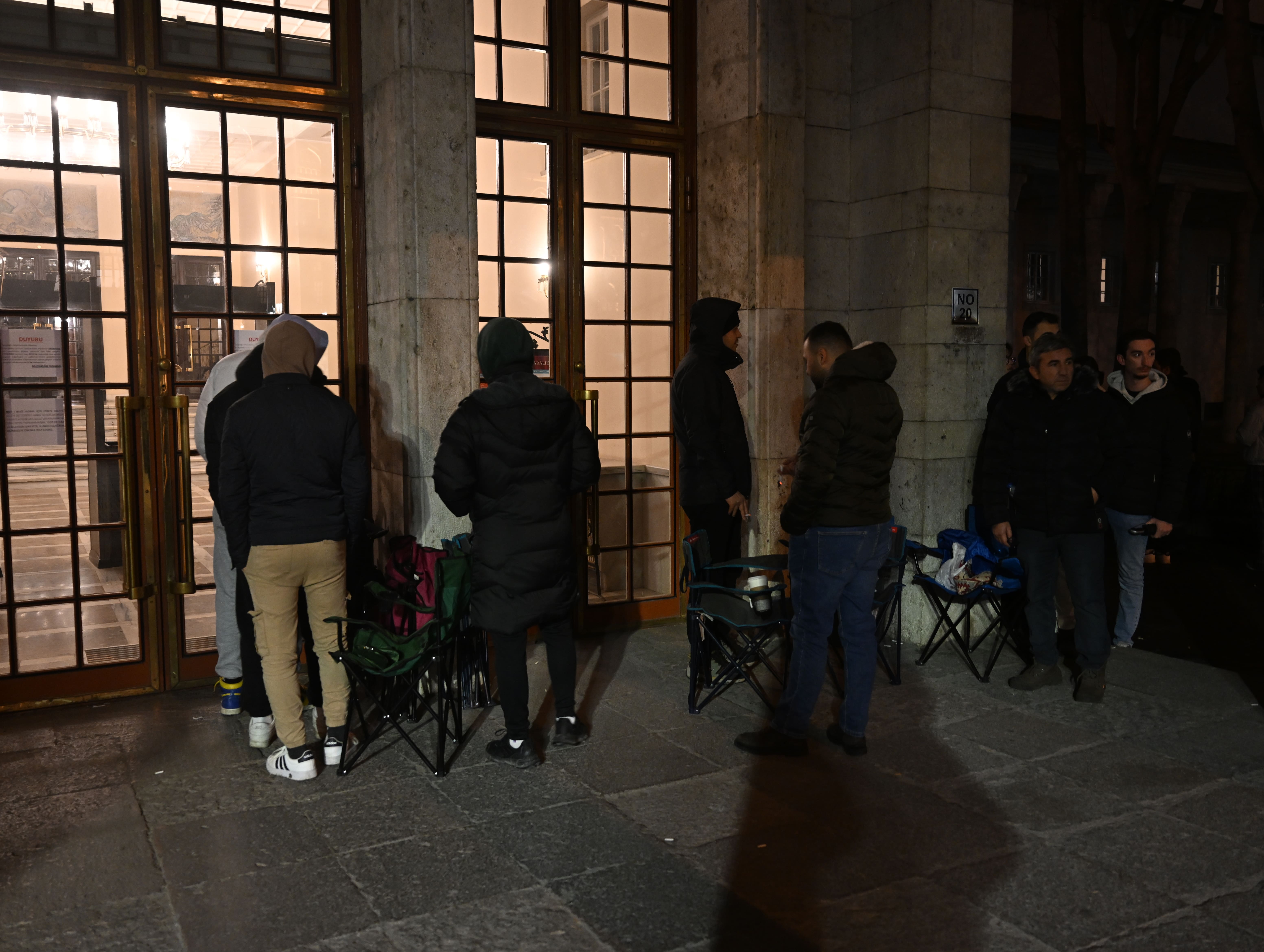 aa-20241227-36596873-36596865-findikkiran-balesi-bileti-almak-icin-sabahin-5inde-kamp-sandalyesiyle-kuyruga-girdiler-min.jpg