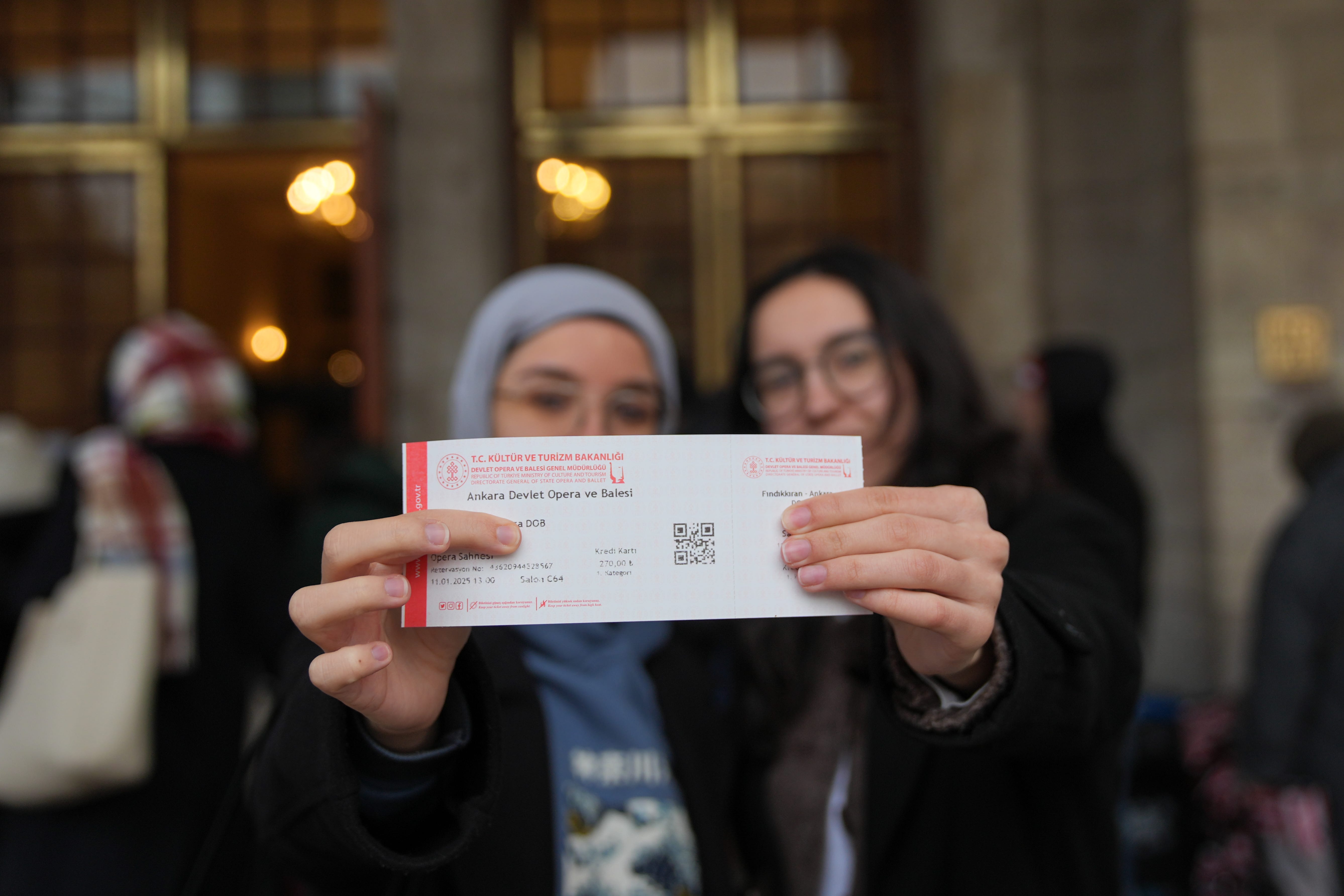 aa-20241227-36596930-36596916-findikkiran-balesi-bileti-almak-icin-sabahin-5inde-kamp-sandalyesiyle-kuyruga-girdiler-min.jpg