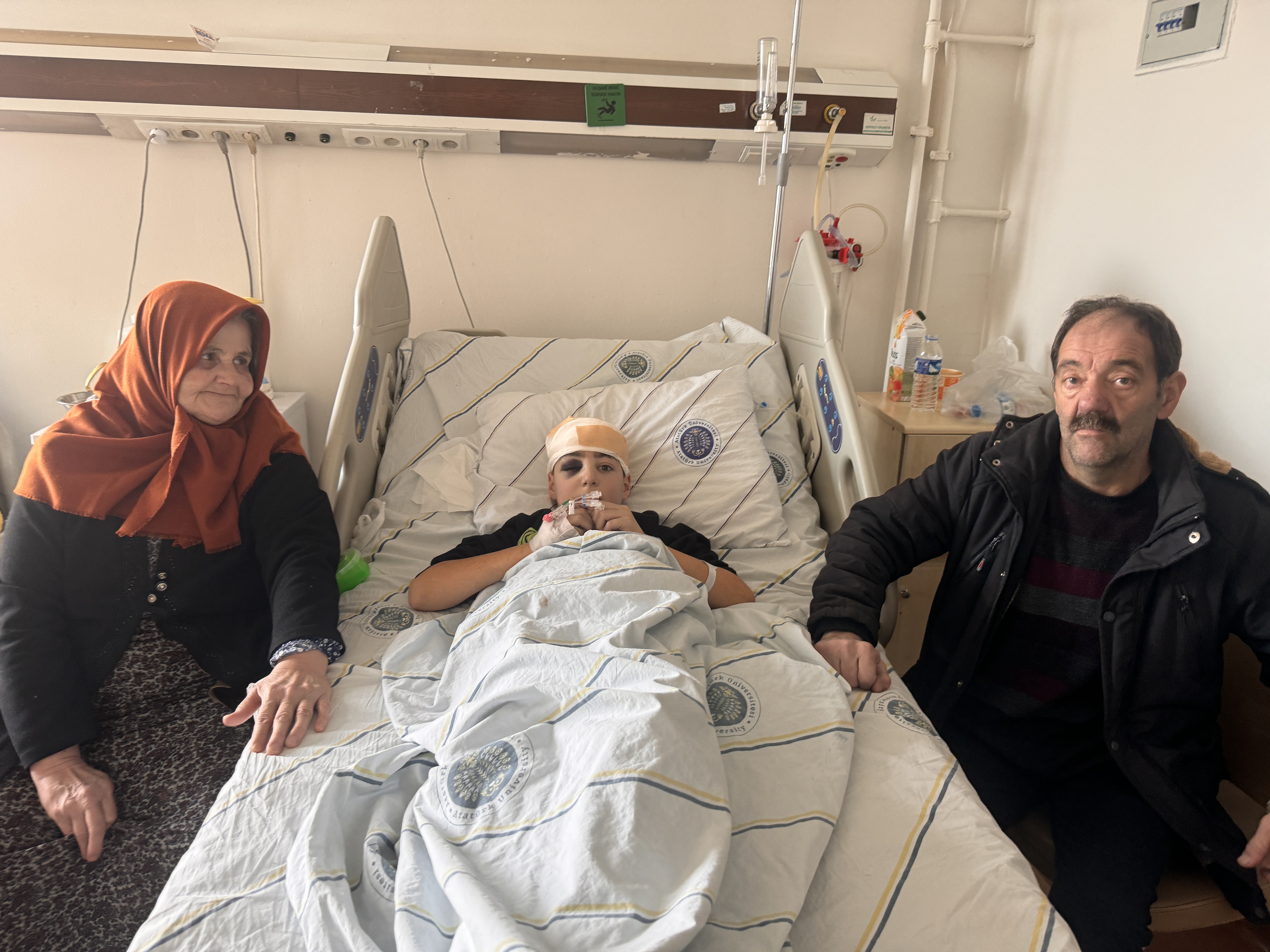 aa-20241228-36606883-36606882-erzurumda-basina-buz-ve-kar-kutlesi-dusen-cocugun-tedavisi-suruyor.jpg