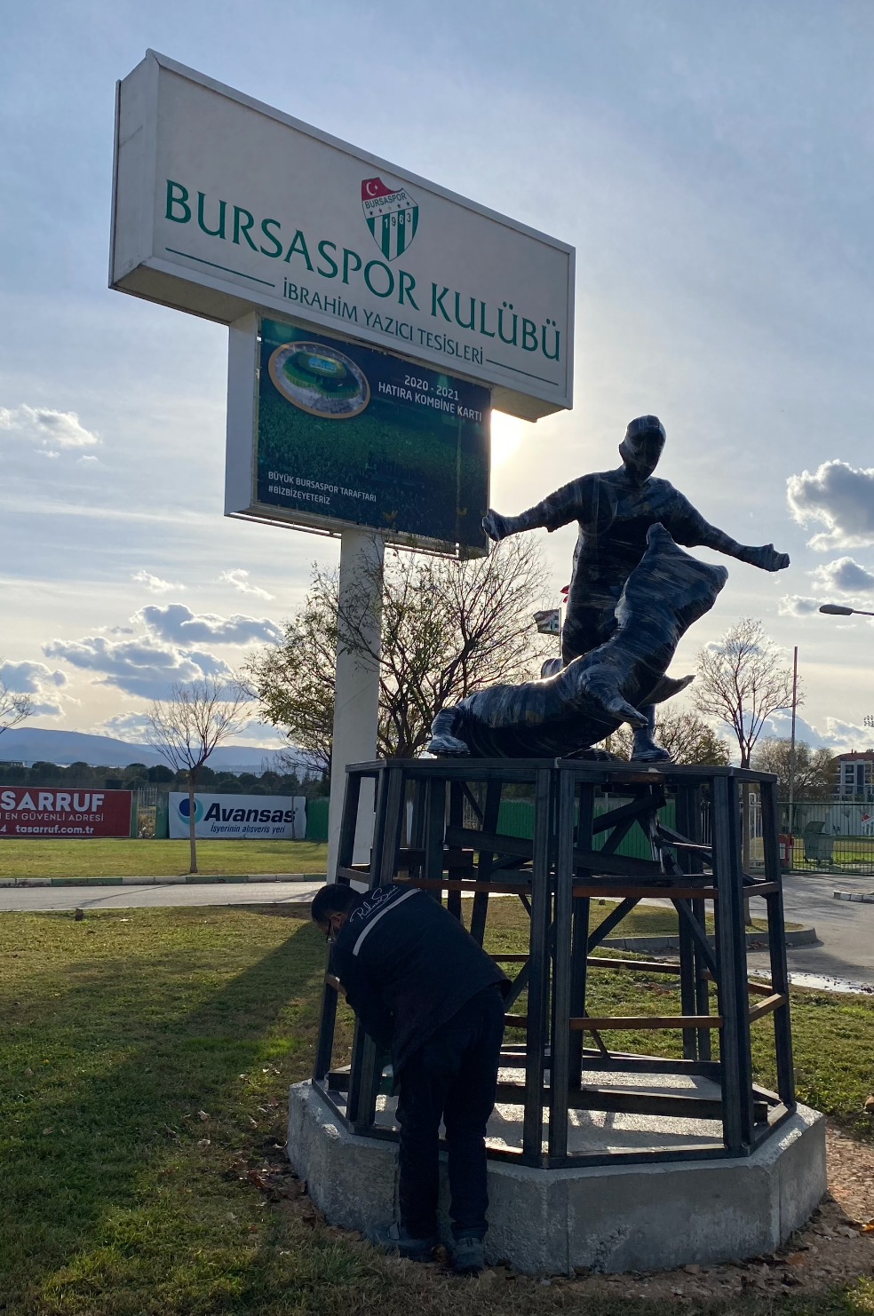 114927469-batallanin-heykeli-tesislerin-girisine-konuldu-3.jpg
