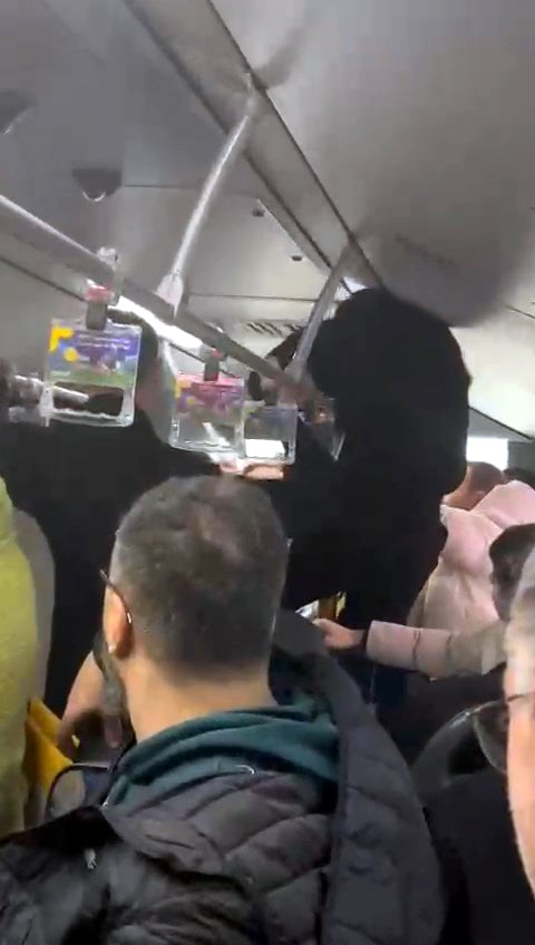 istanbul-metrobuste-bos-koltuk-kavgasi-492805-145802.jpg