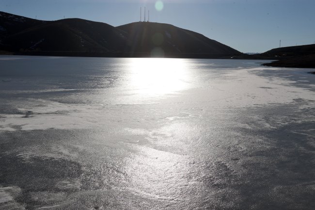 aa-20250101-36638869-36638866-sivasta-yildiz-goletinin-yuzeyi-buz-tuttu.jpg