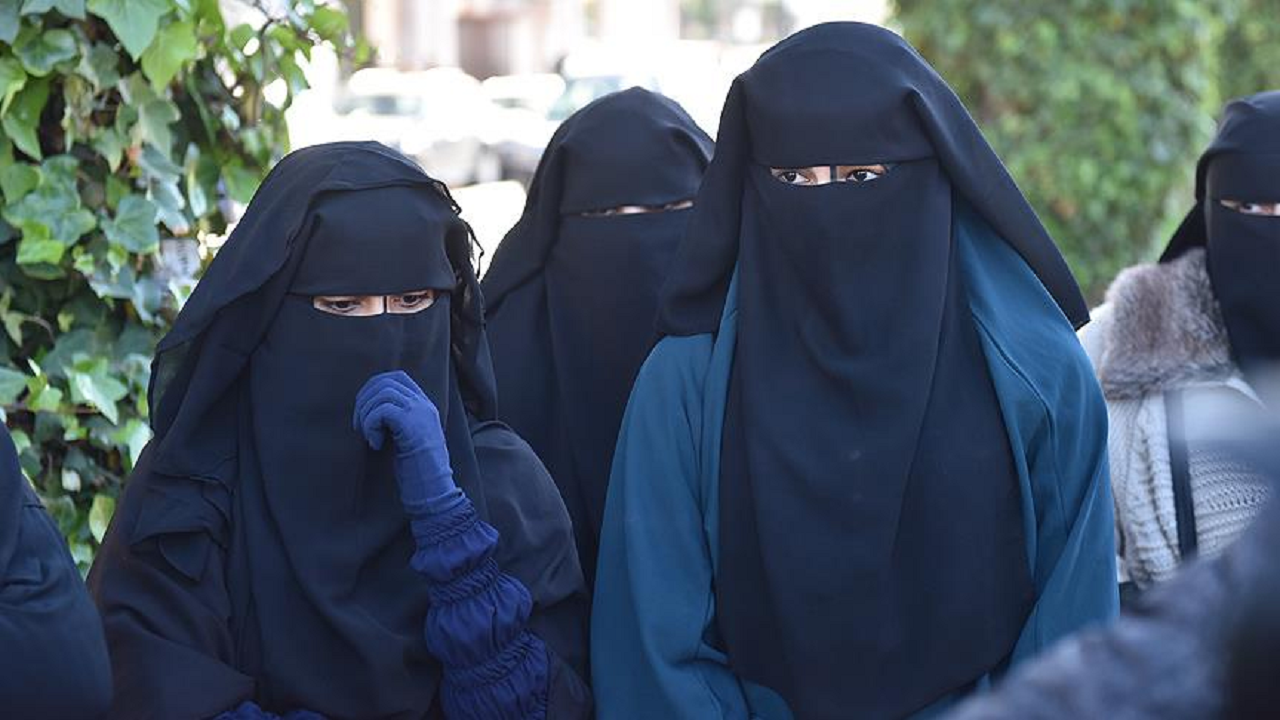 isvicrede-kamuya-acik-alanlarda-burka-giymek-yasaklandi-umrq.jpg