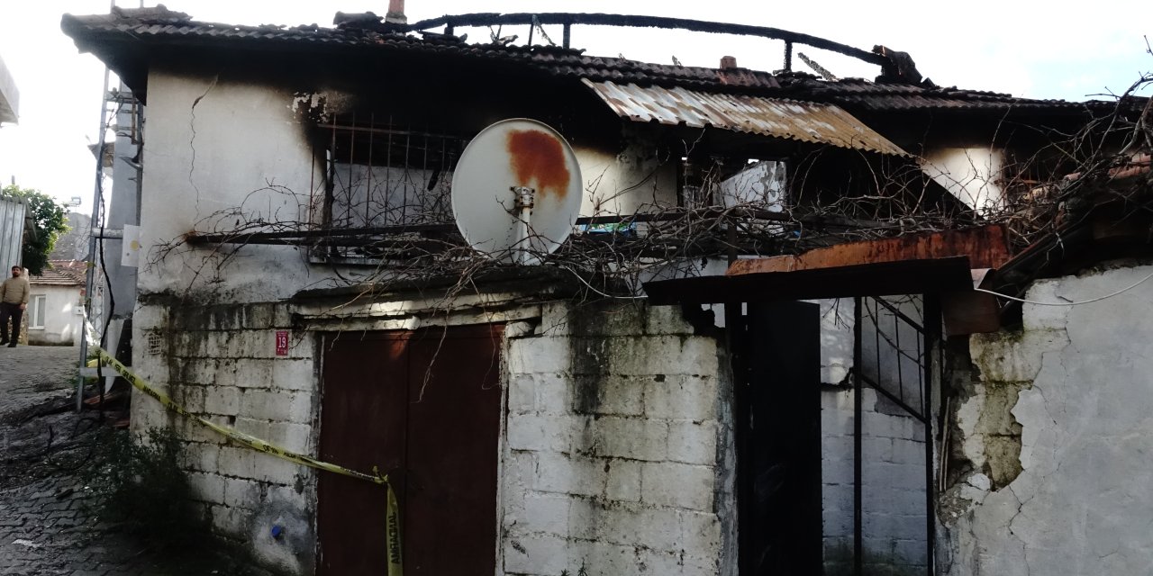 aa-20250103-36651227-36651224-balikesirde-cikan-ev-yangininda-2-kardes-oldu.jpg