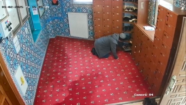 istanbul-beyoglunda-camide-namaz-kiliyo-502900-148787.jpg