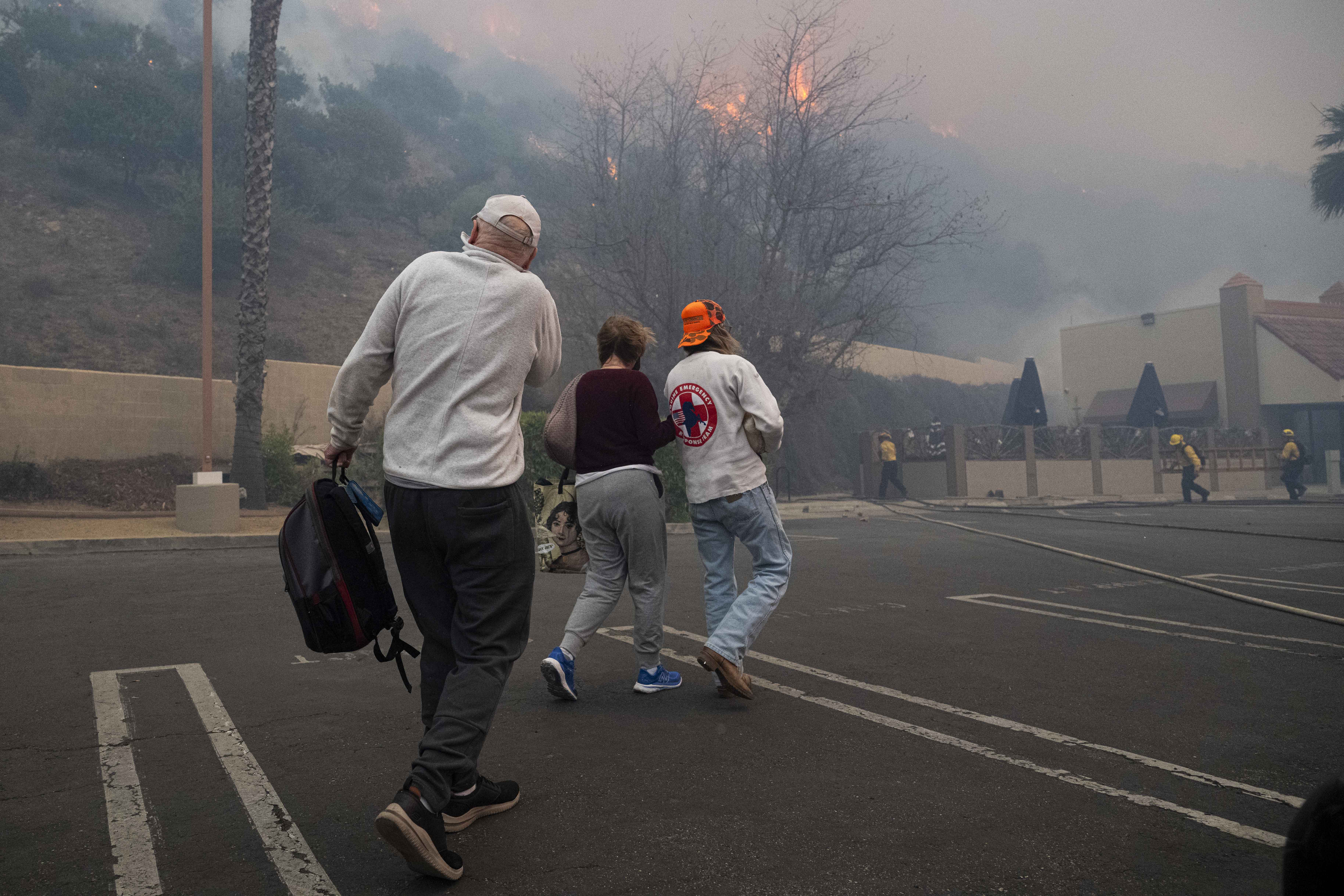 aa-20250108-36692202-36692201-los-angelesta-orman-yanginlari-nedeniyle-yaklasik-30-bin-kisi-tahliye-ediliyor.jpg