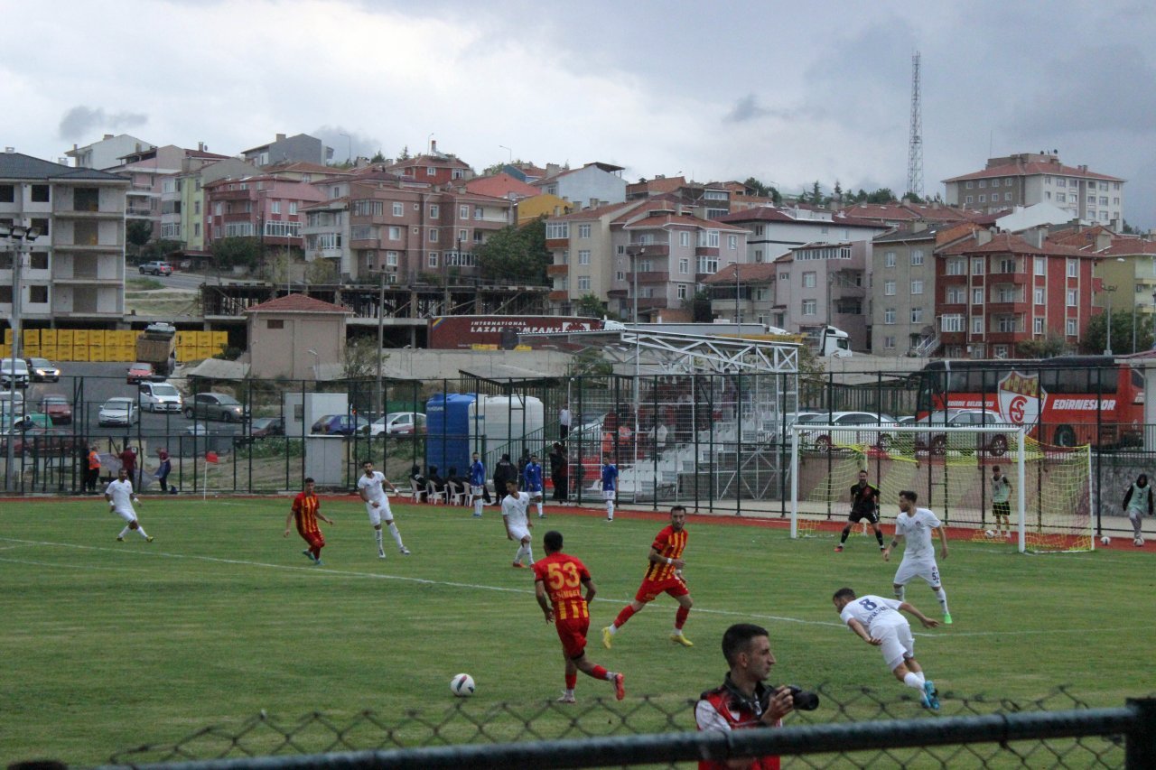 edirnesporda-teknik-direktor-ve-futbolc-508427-150505.jpg