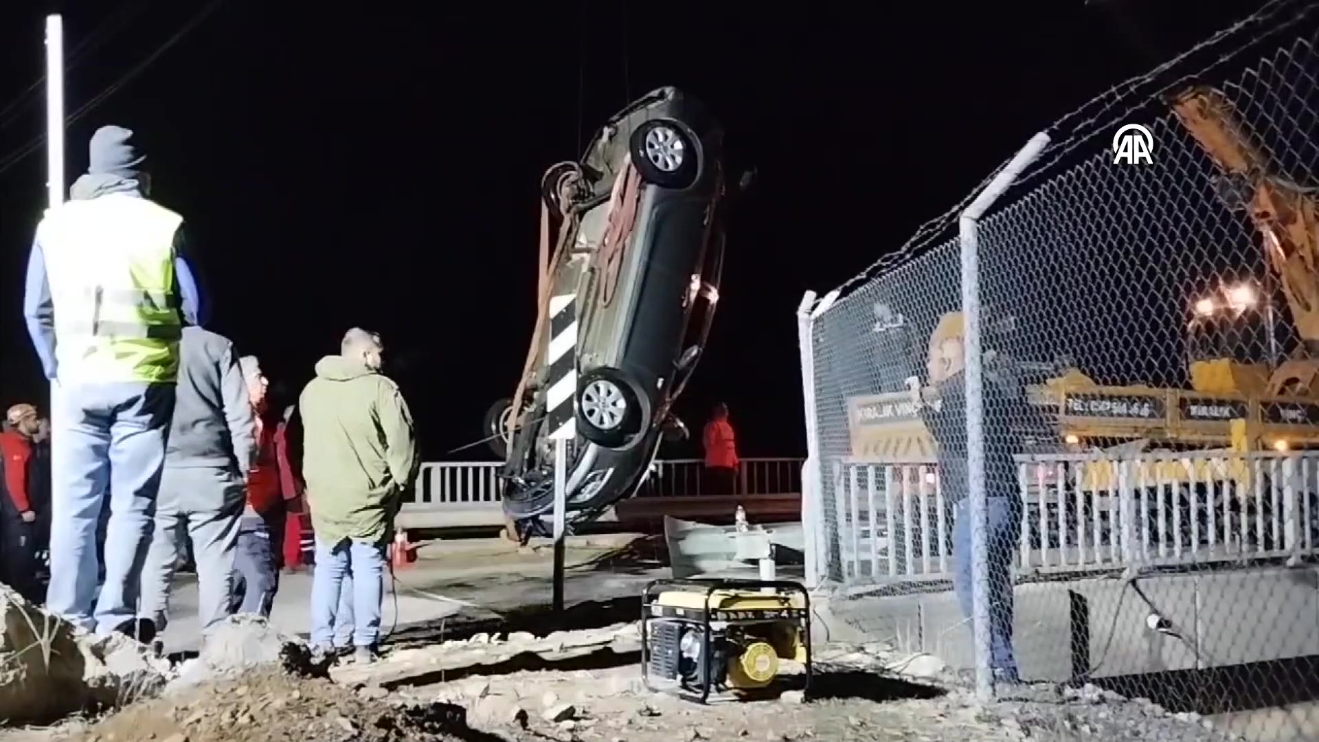 aa-20250111-36721444-36721443-adana-baraj-golune-dusen-otomobilin-surucusu-yasamini-yitirdi-frame-at-0m59s.jpg