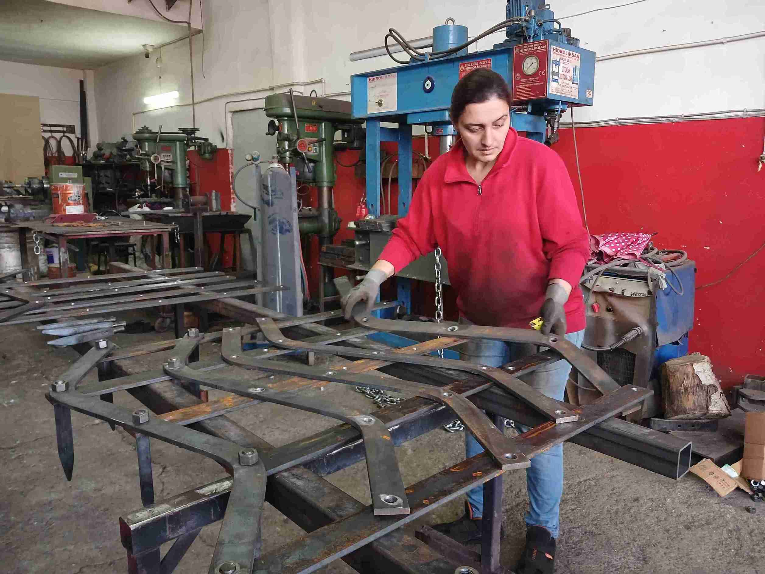 aa-20250112-36723848-36723844-cirak-bulamayan-esiyle-8-yildir-tarim-makineleri-imalati-ve-tamiri-yapiyor-11zon.jpg