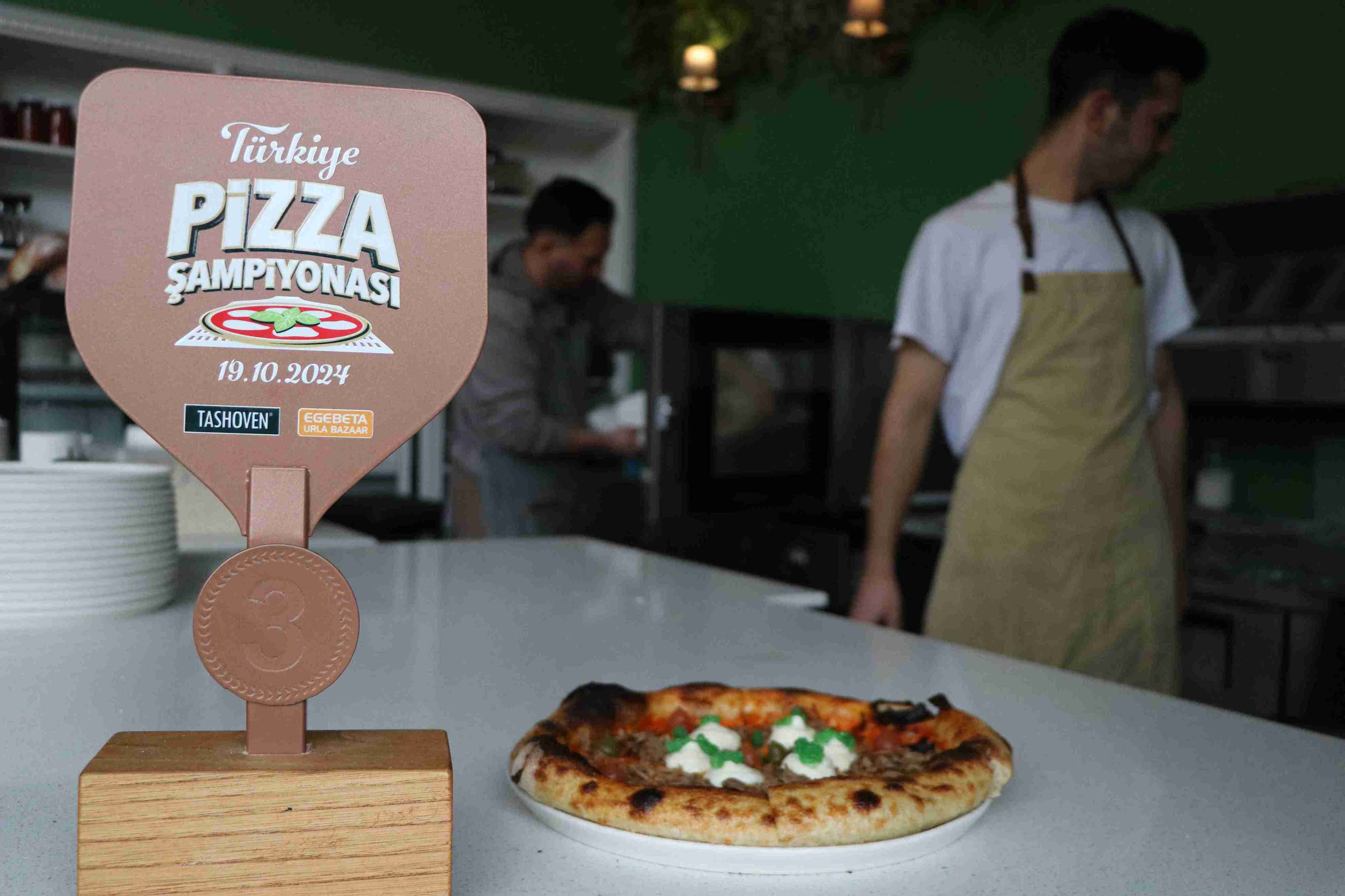 aa-20250113-36732441-36732437-canakkalenin-yoresel-lezzetleriyle-hazirlanan-pizza-avrupada-altin-madalya-pesinde-11zon.jpg