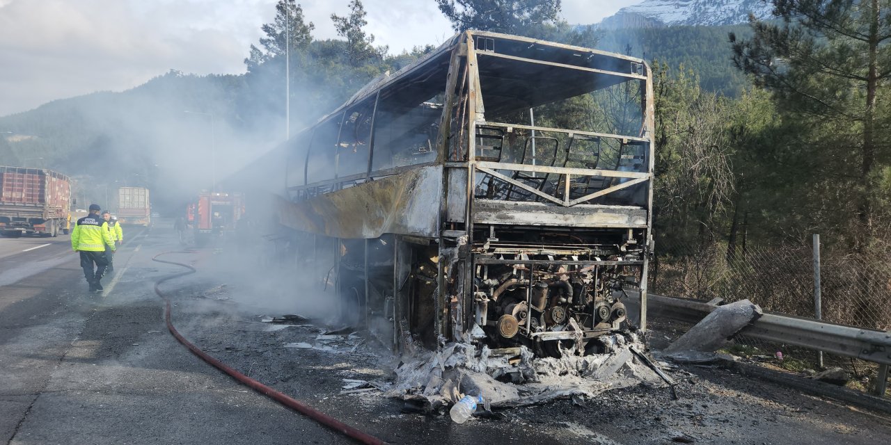 aa-20250113-36733391-36733384-adanada-seyir-halindeki-yolcu-otobusu-yandi.jpg
