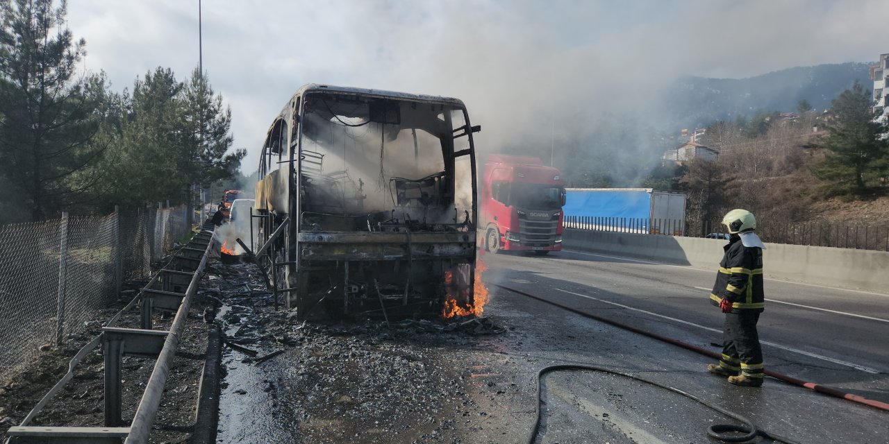 aa-20250113-36733391-36733385-adanada-seyir-halindeki-yolcu-otobusu-yandi.jpg