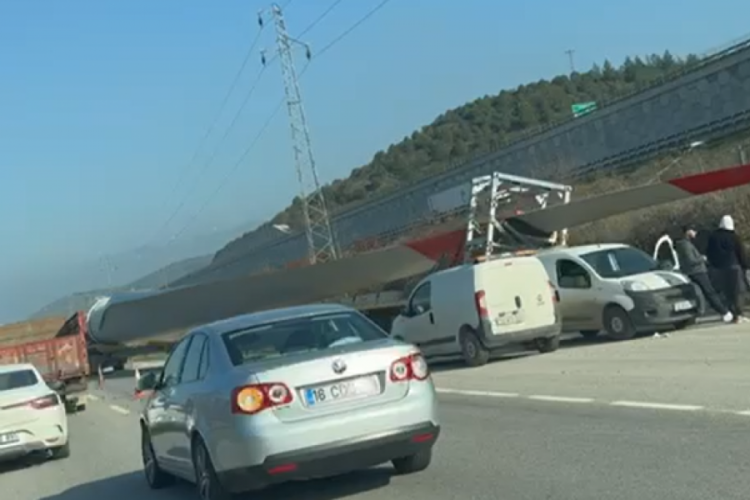 1781313-bursa-da-ruzgar-turbinu-tasiyan-tir-yan-yatti-678b72f5e8a90.png