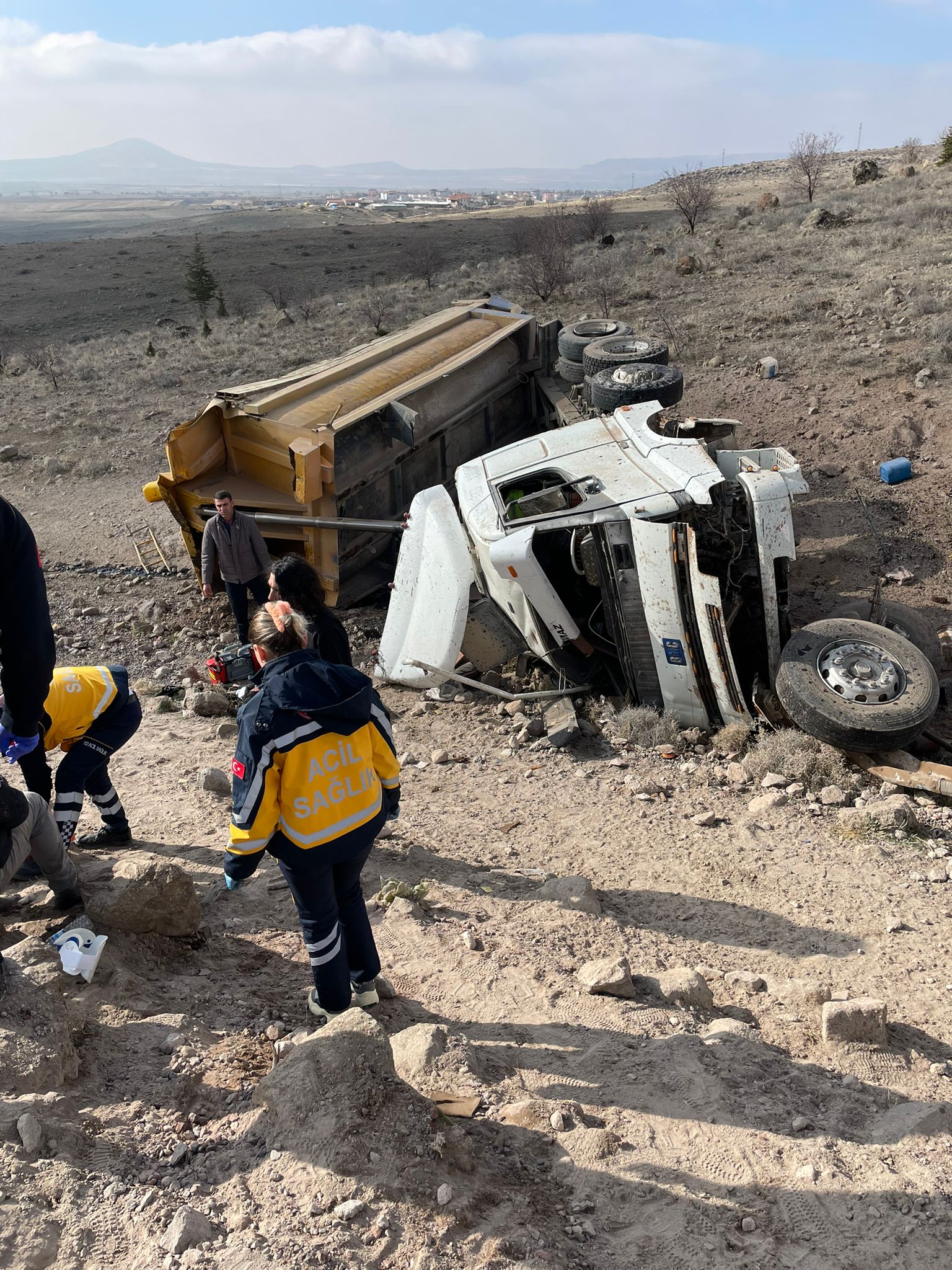 aa-20250118-36784919-36784917-nigdede-devrilen-kamyondaki-1-kisi-oldu-1-kisi-yaralandi-min.jpg