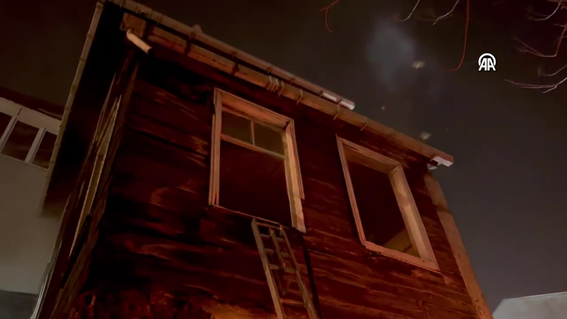 aa-20250119-36790495-36790494-istanbul-fatihte-ahsap-binada-cikan-yangin-sonduruldu-frame-at-0m59s.jpg