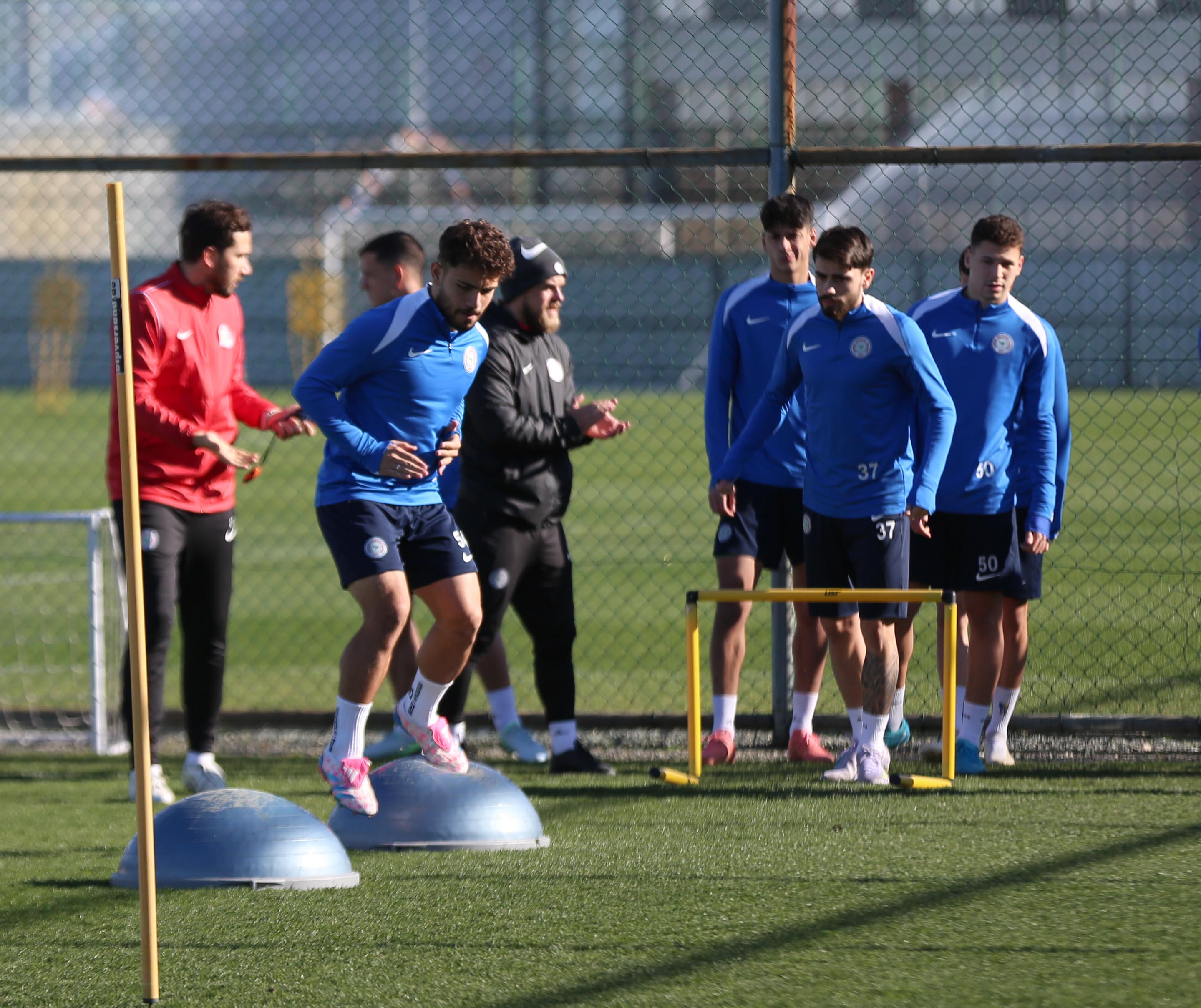 aa-20250122-36825164-36825158-caykur-rizespor-adana-demirspor-maci-hazirliklarini-surdurdu.jpg