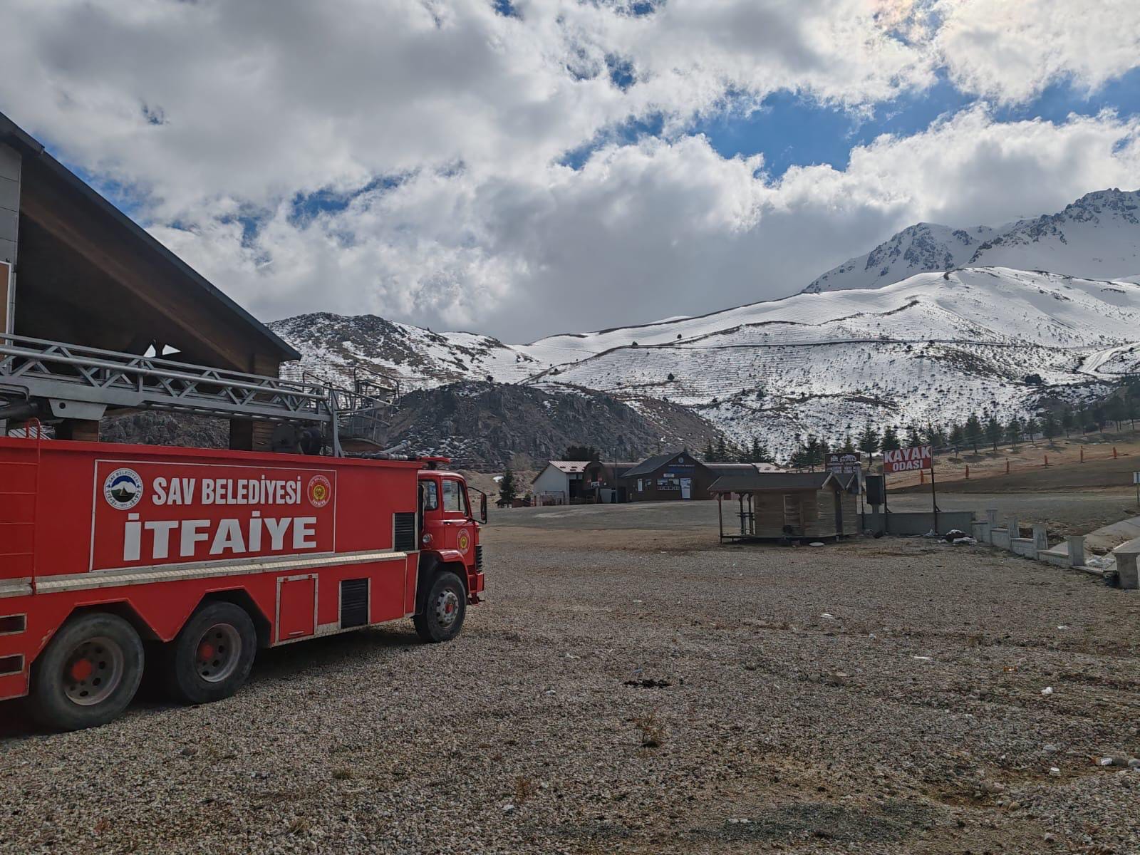 aa-20250124-36850968-36850967-davraz-kayak-merkezine-1-itfaiye-araci-gorevlendirildi.jpg