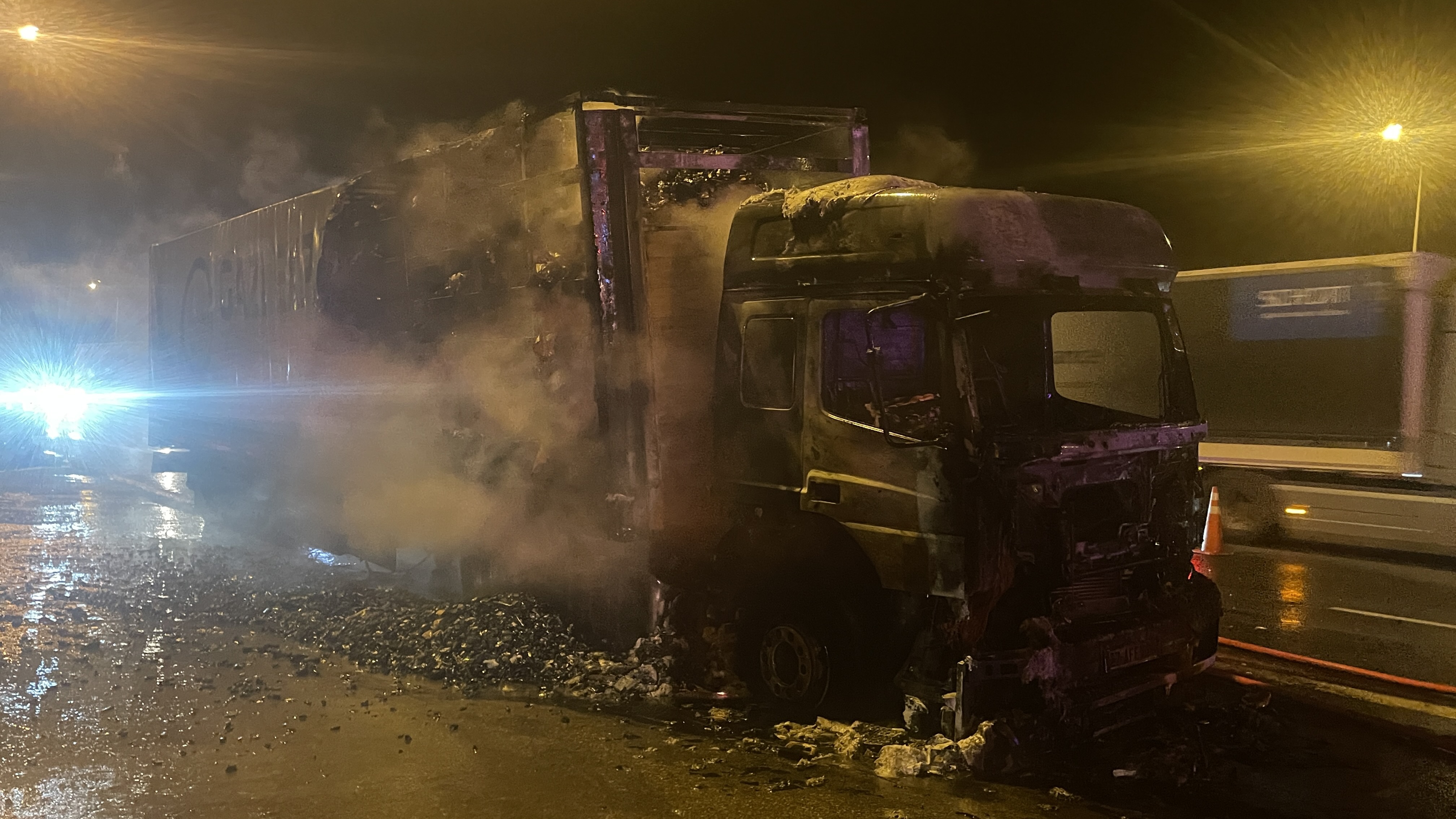 aa-20250124-36852328-36852324-anadolu-otoyolunda-komur-yuklu-tirda-yangin-cikti.jpg