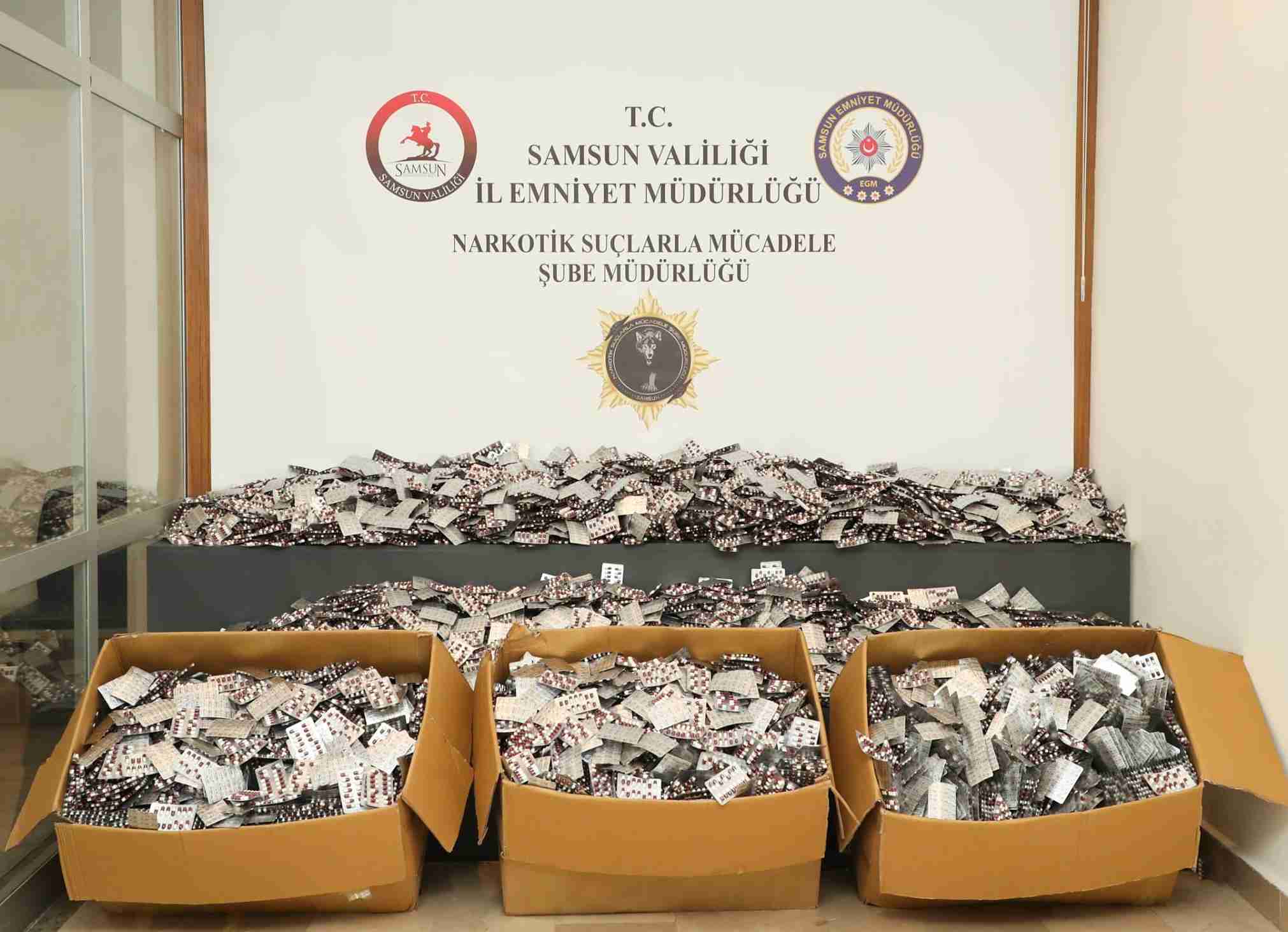 aa-20250126-36867170-36867169-samsunda-184-bin-sentetik-ecza-hapi-ele-gecirilmesine-iliskin-4-zanli-yakalandi-11zon.jpg