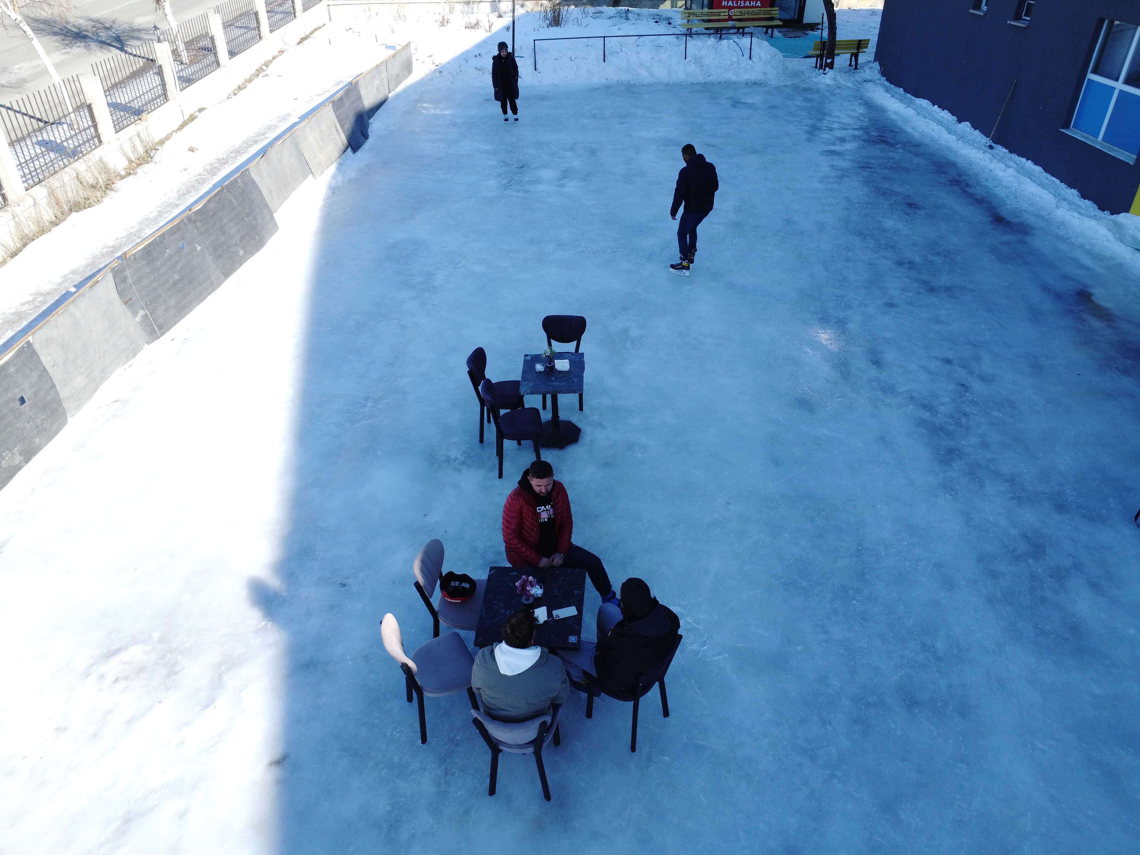 aa-20250127-36874812-36874808-rusyadan-ilham-aldi-erzuruma-buz-pisti-kafe-konsepti-getirdi.jpg
