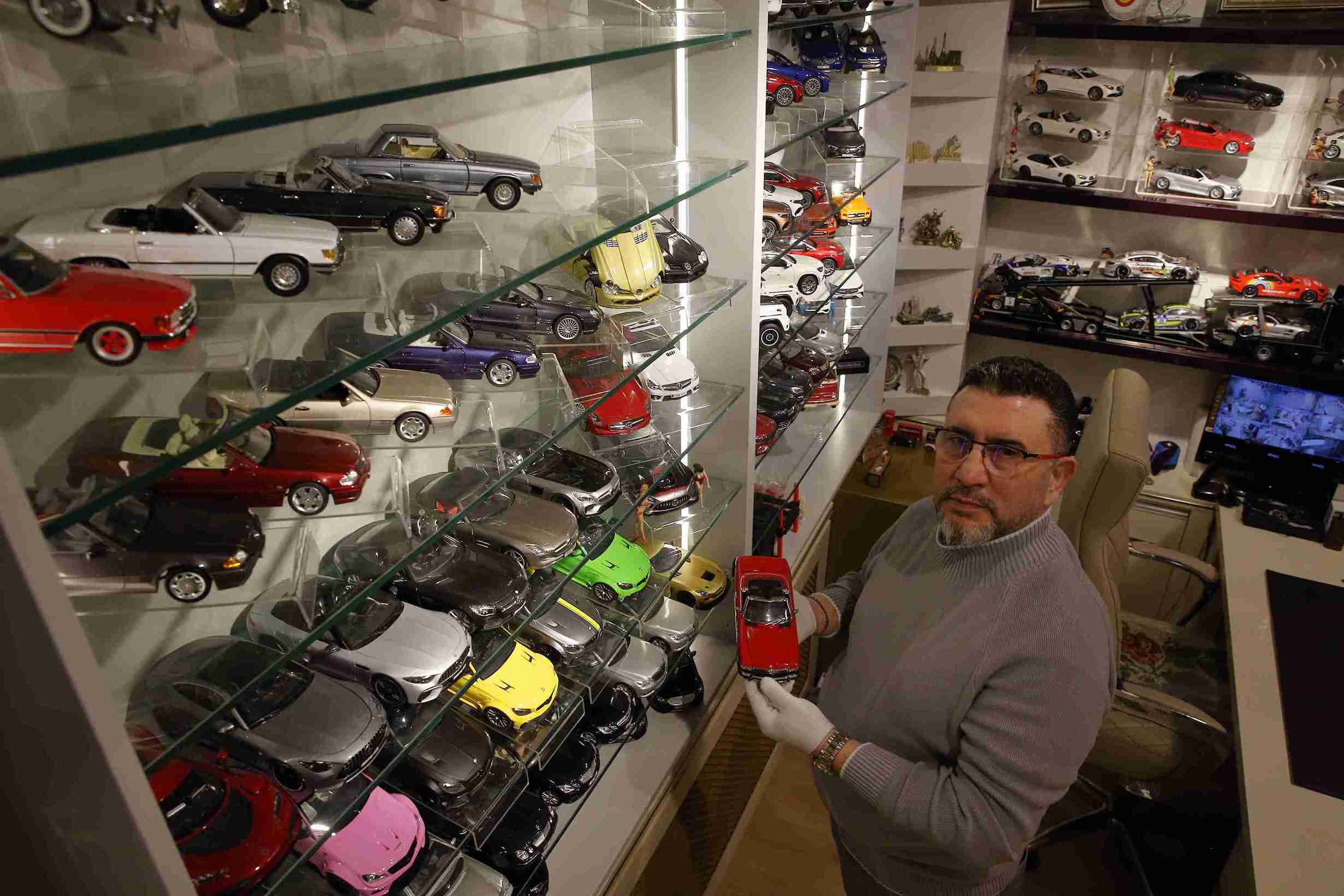 aa-20250127-36876110-36876092-corumlu-koleksiyoner-5-yilda-topladigi-yaklasik-400-model-otomobili-ozenle-sakliyor-11zon.jpg