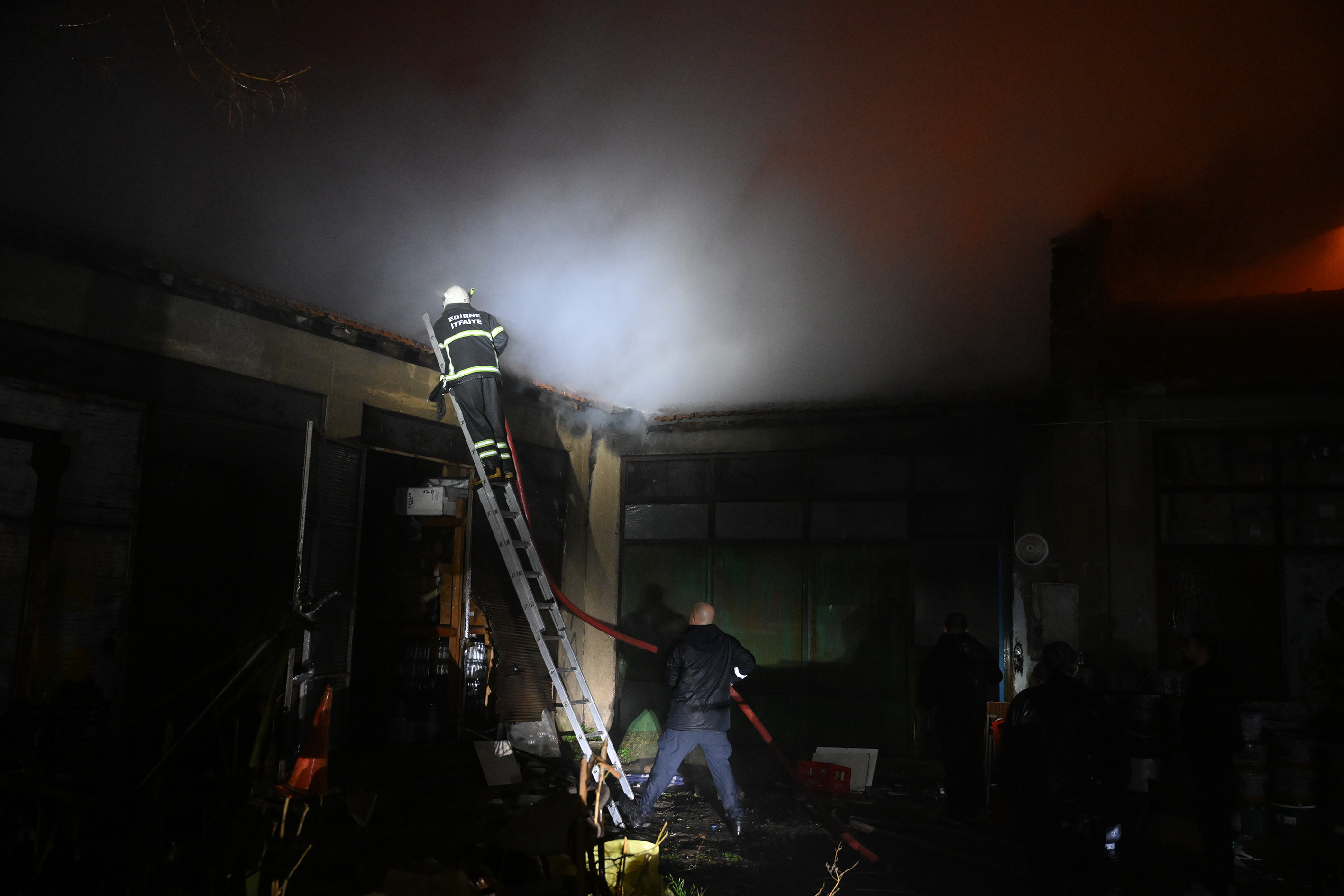 aa-20250127-36882257-36882253-edirnede-cikan-yanginda-5-is-yeri-zarar-gordu.jpg