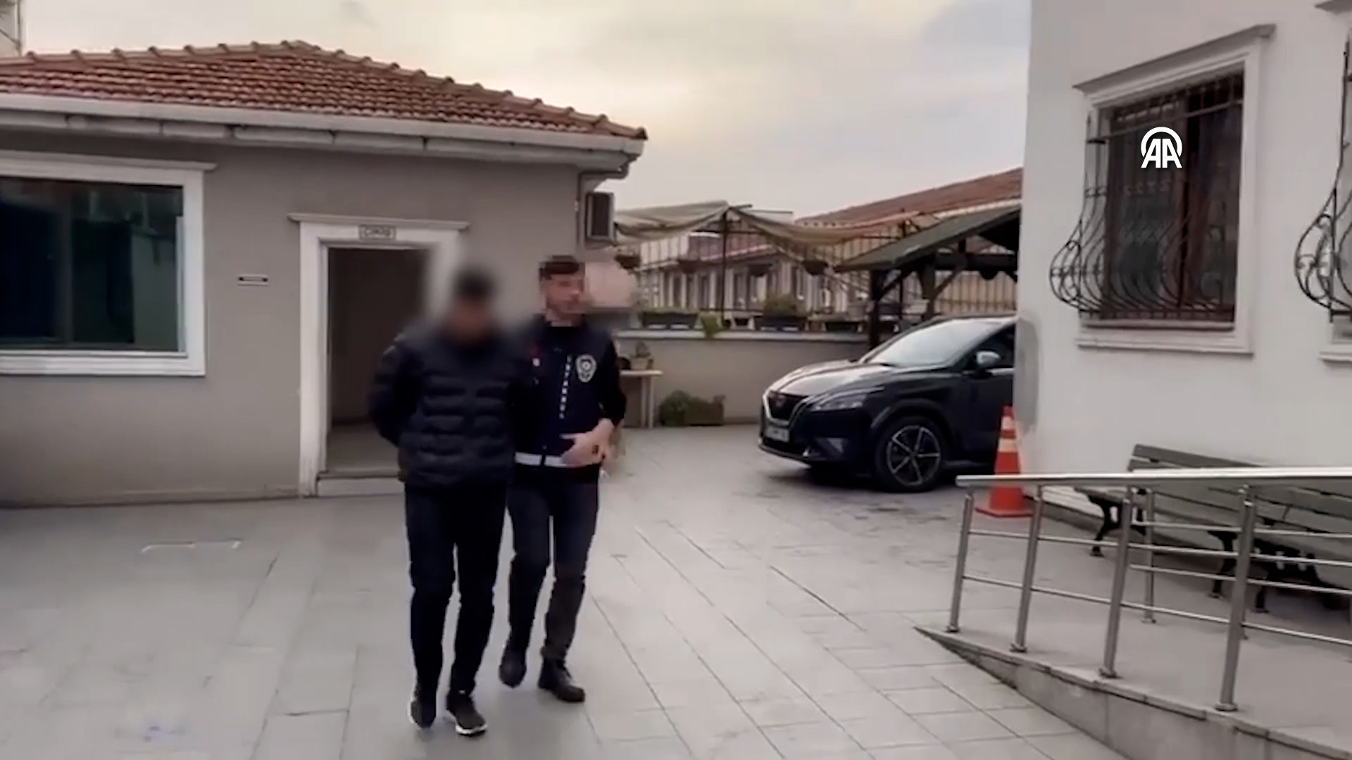 aa-20250131-36914944-36914943-istanbul-kendisini-emniyet-personeli-olarak-tanitan-supheli-yakalandi-00-01-18-04-still001.jpg