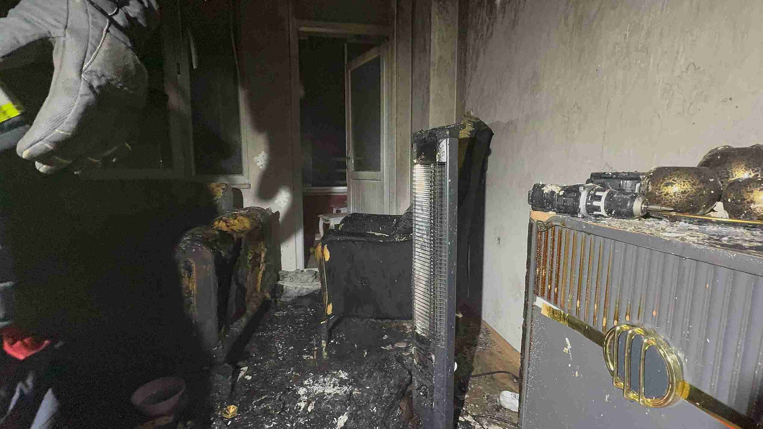 aa-20250202-36932007-36932005-corumda-bir-evde-cikan-yanginda-4-kisi-dumandan-etkilendi-11zon.jpg