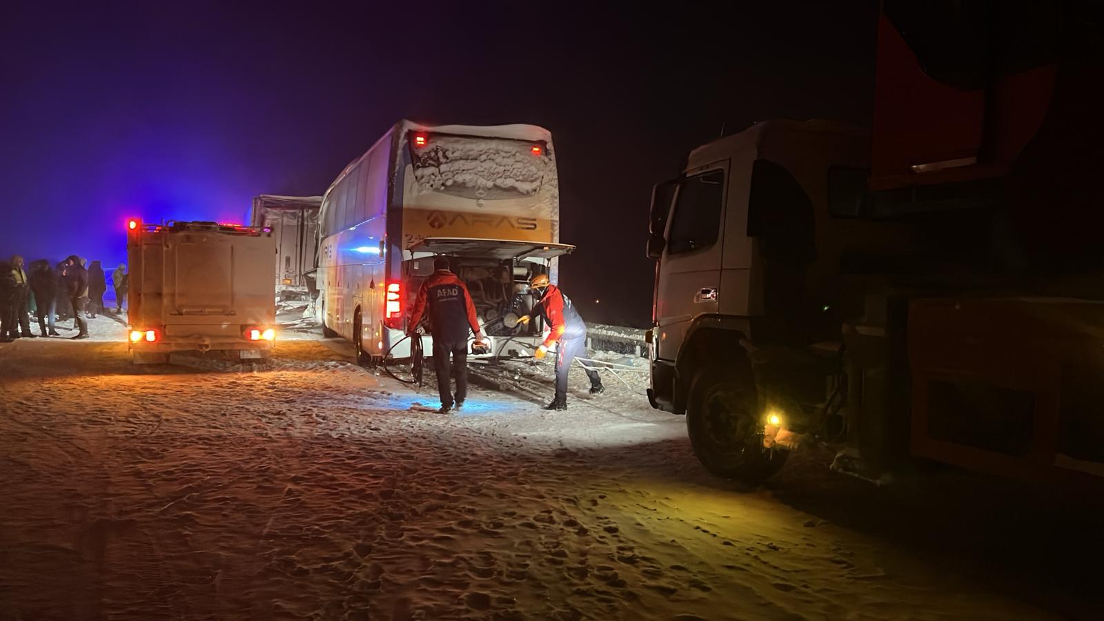 aa-20250205-36969168-36969166-sivasta-otobusun-tira-arkadan-carptigi-kazada-25-kisi-yaralandi.jpg