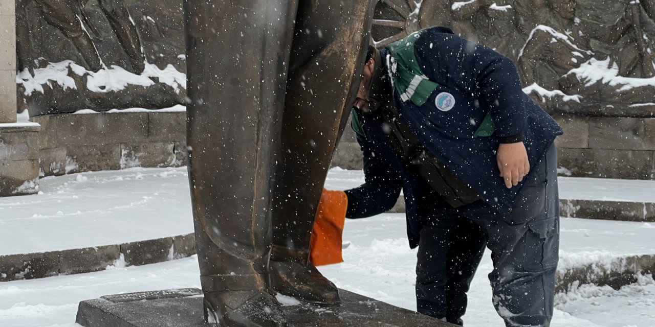 ataturk-anitinin-uzerindeki-karlari-tem-551918-163617.jpg