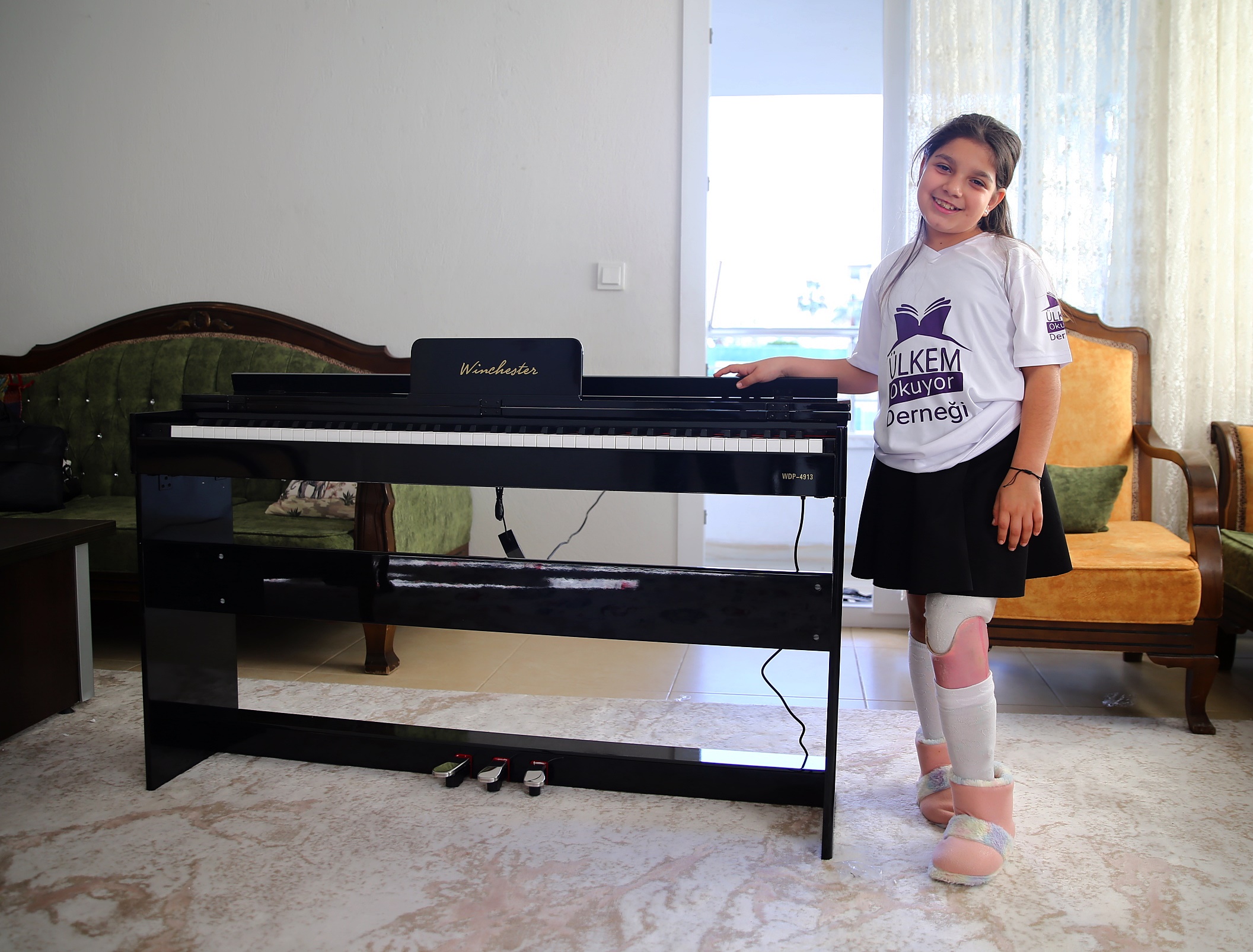 aa-20250208-36990284-36990264-protezle-yuruyen-11-yasindaki-depremzede-fatma-hayalini-kurdugu-piyanoya-kavustu.jpg