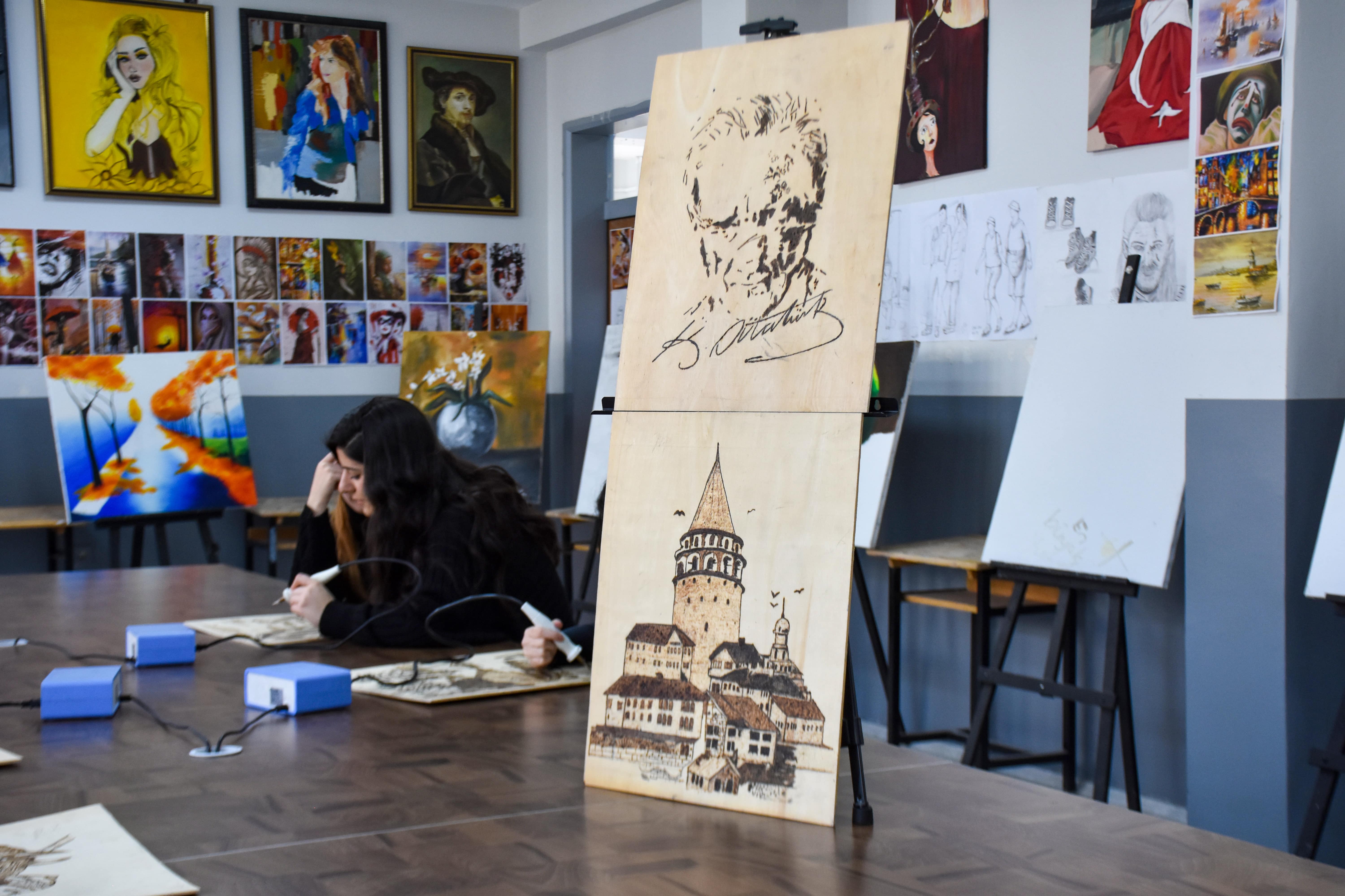 aa-20250208-36990482-36990477-vanli-ogrenciler-ahsabi-yakarak-sanata-donusturuyor-min.jpg