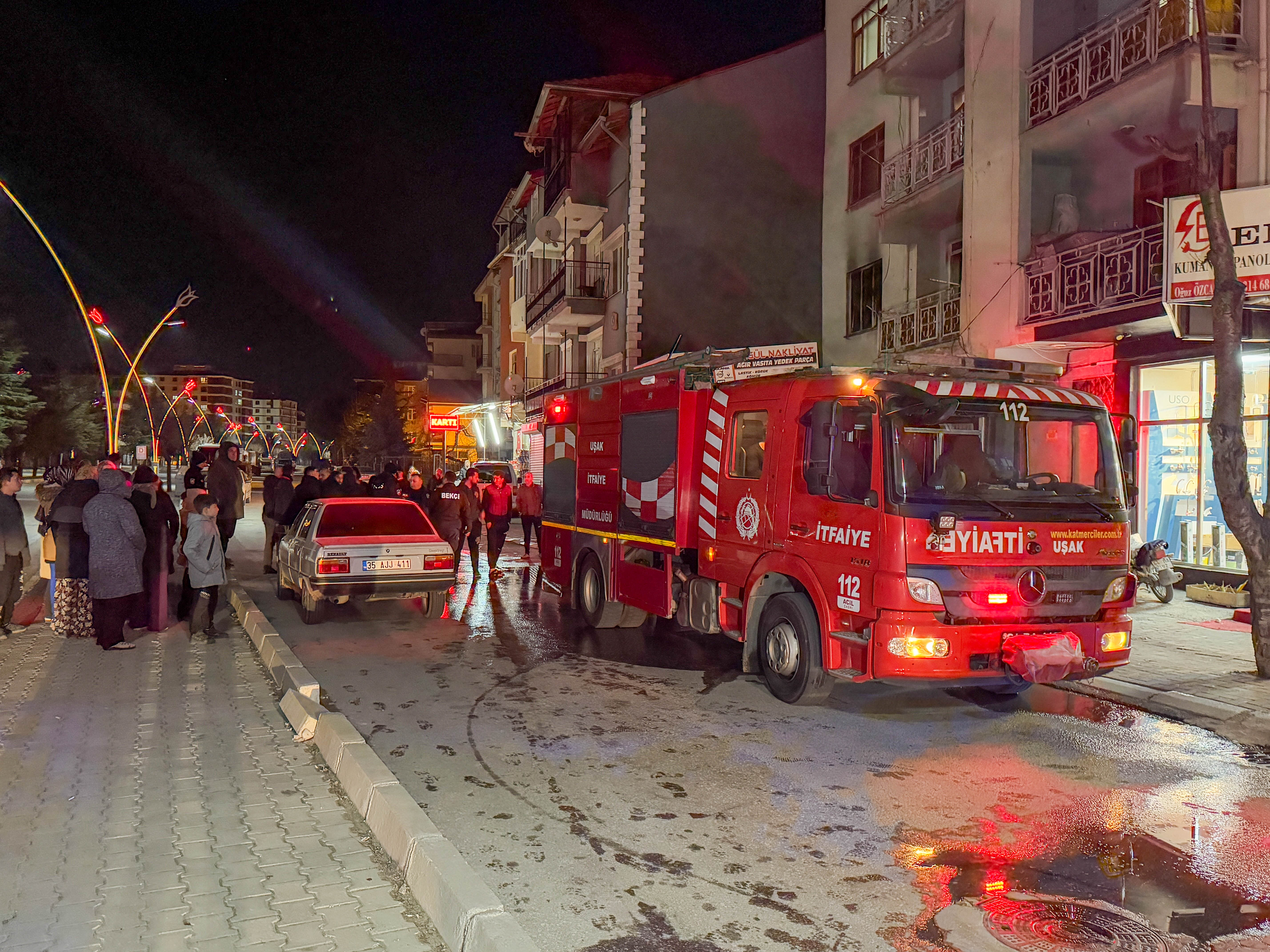 aa-20250208-36996709-36996704-usakta-bir-apartmanda-cikan-yanginda-2-kisi-dumandan-etkilendi.jpg