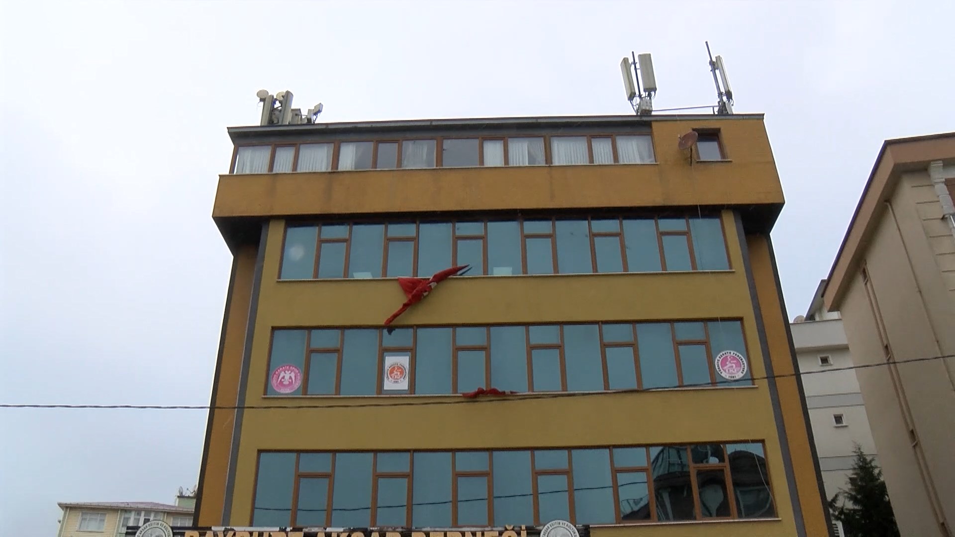 istanbul-kartalda-dernek-binasina-sila-553875-164172.jpg