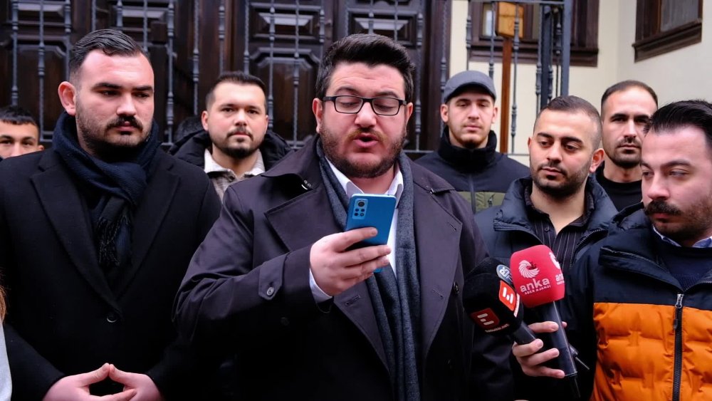 CHP’li gençler teğmenlerin ihracını protesto etti