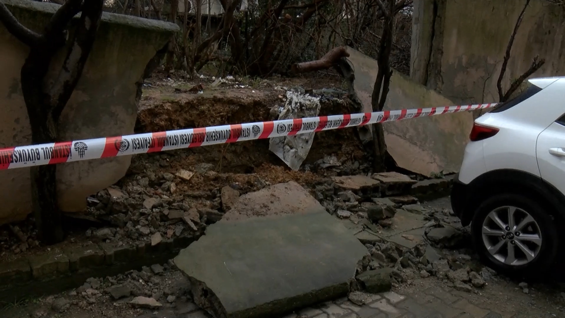 Kadıköy’de istinat duvarı çöktü