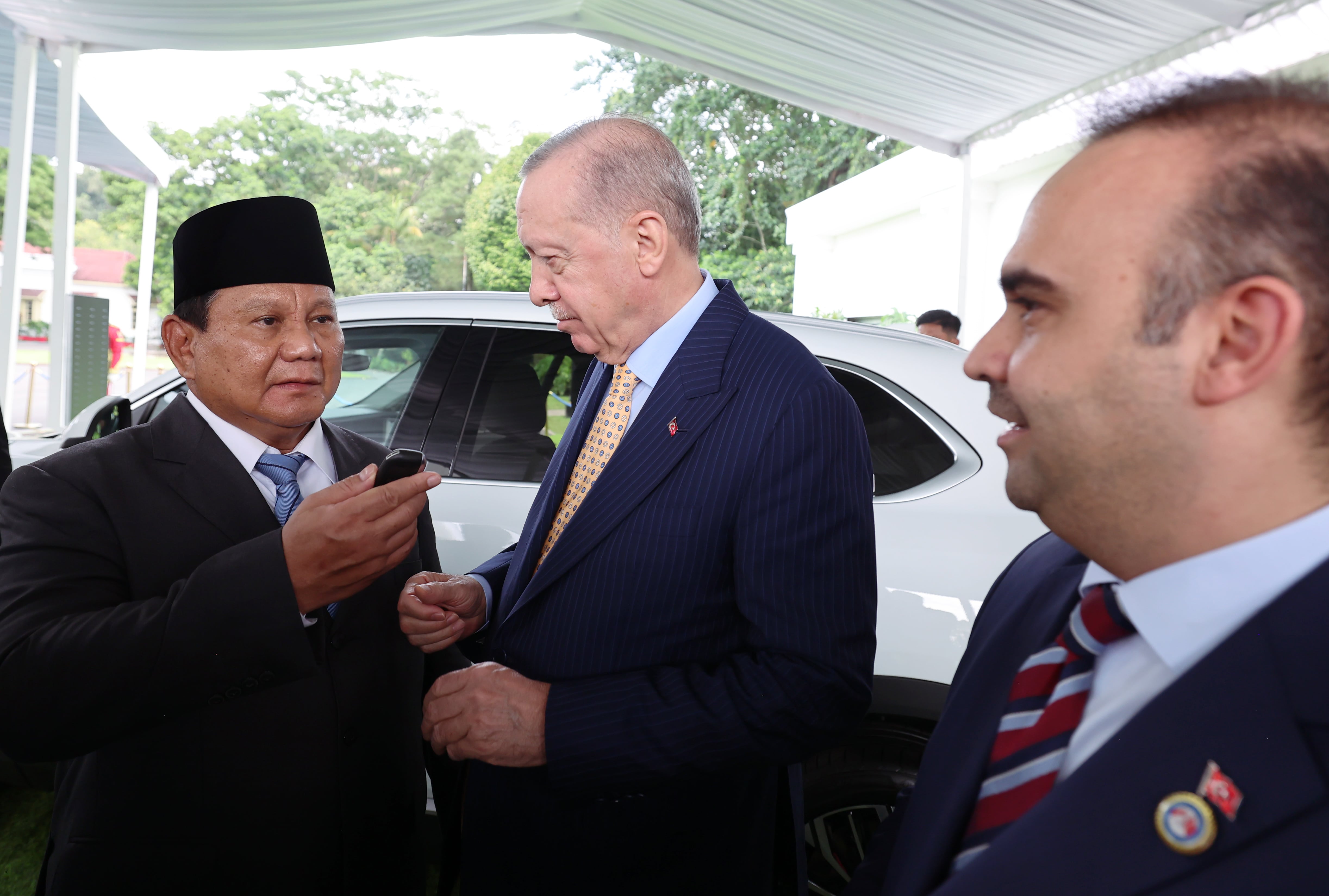 aa-20250212-37028014-37028013-cumhurbaskani-erdogan-endonezya-cumhurbaskani-subiantoya-togg-hediye-etti-min.jpg