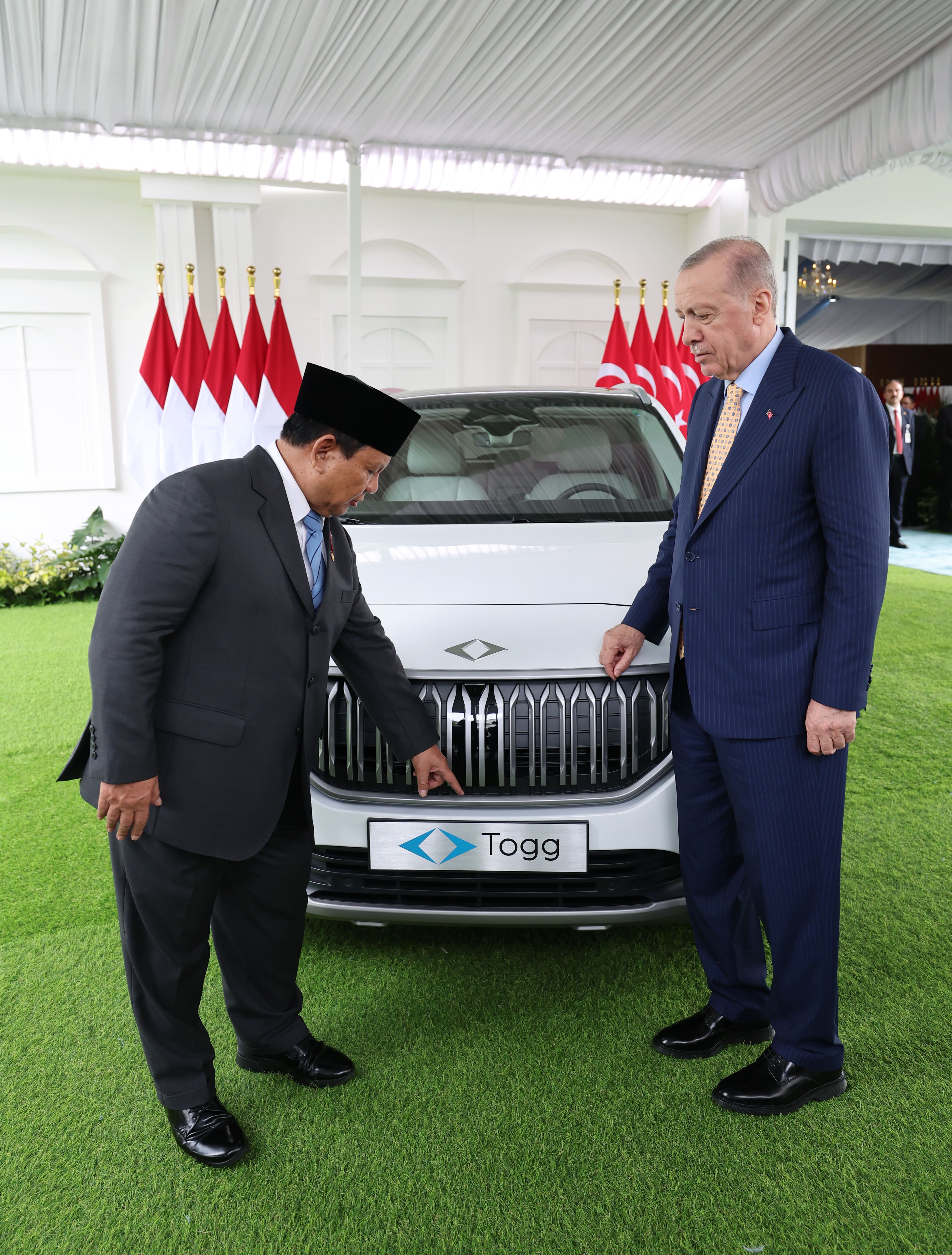 aa-20250212-37028014-37028008-cumhurbaskani-erdogan-endonezya-cumhurbaskani-subiantoya-togg-hediye-etti-min.jpg