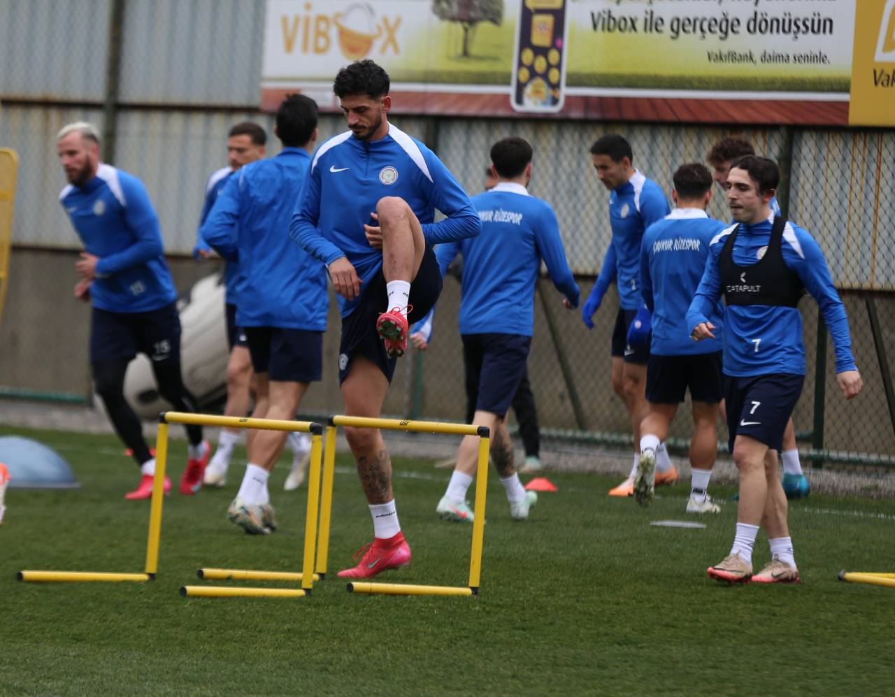 aa-20250213-37039973-37039970-caykur-rizespor-galatasaray-maci-hazirliklarini-surdurdu.jpg
