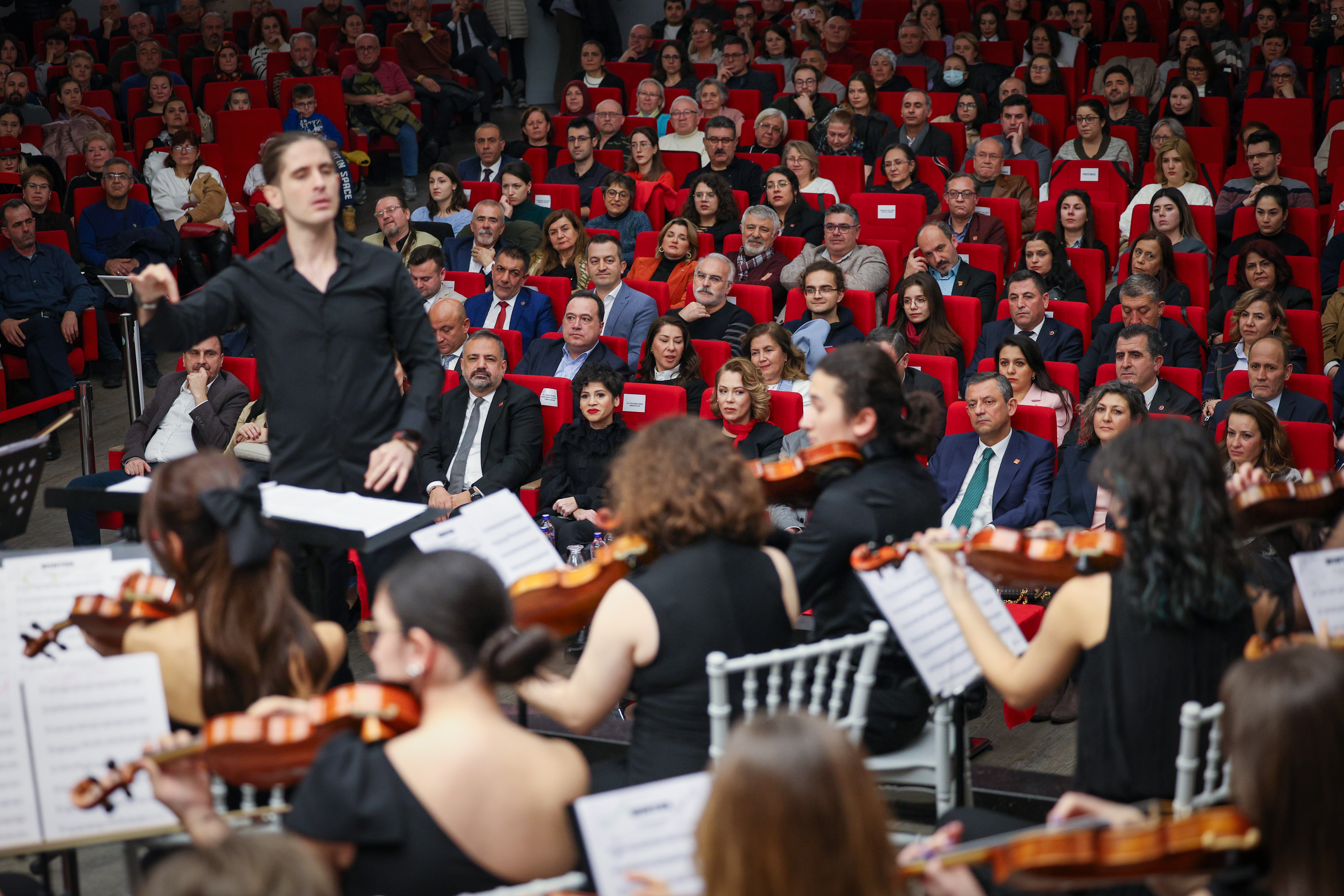 ozgur-ozel-manisada-senfoni-konserine-565312-167481.jpg
