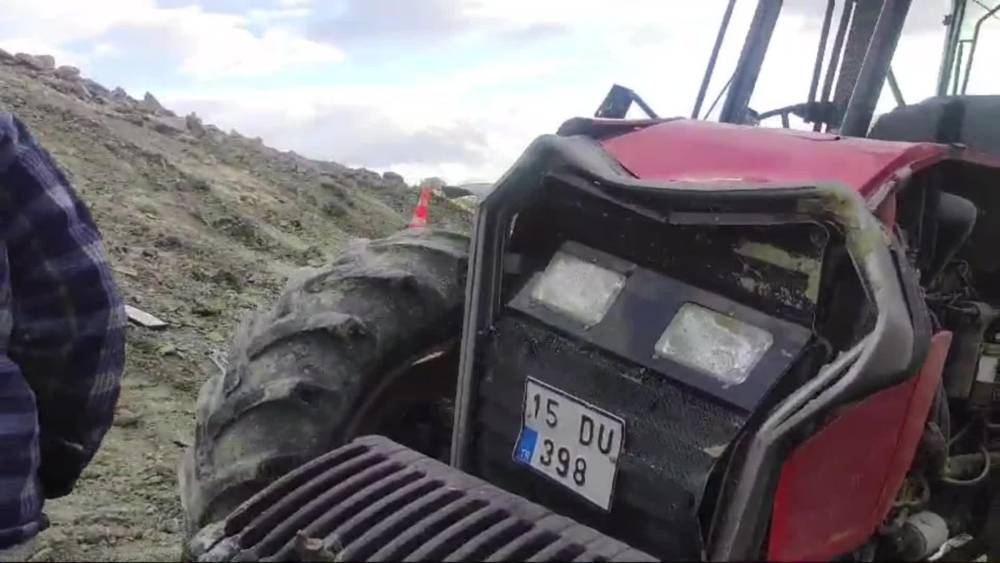 Devrilen traktörün altında kalan çiftçi öldü