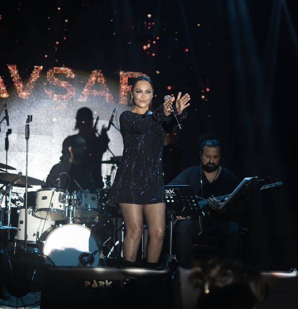 hulya-avsar-tarziyla-dikkat-cekti-2bflh.jpg