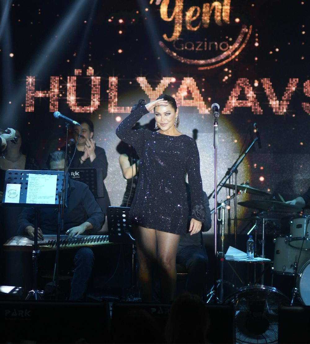 hulya-avsar-tarziyla-dikkat-cekti-wb2it.jpg