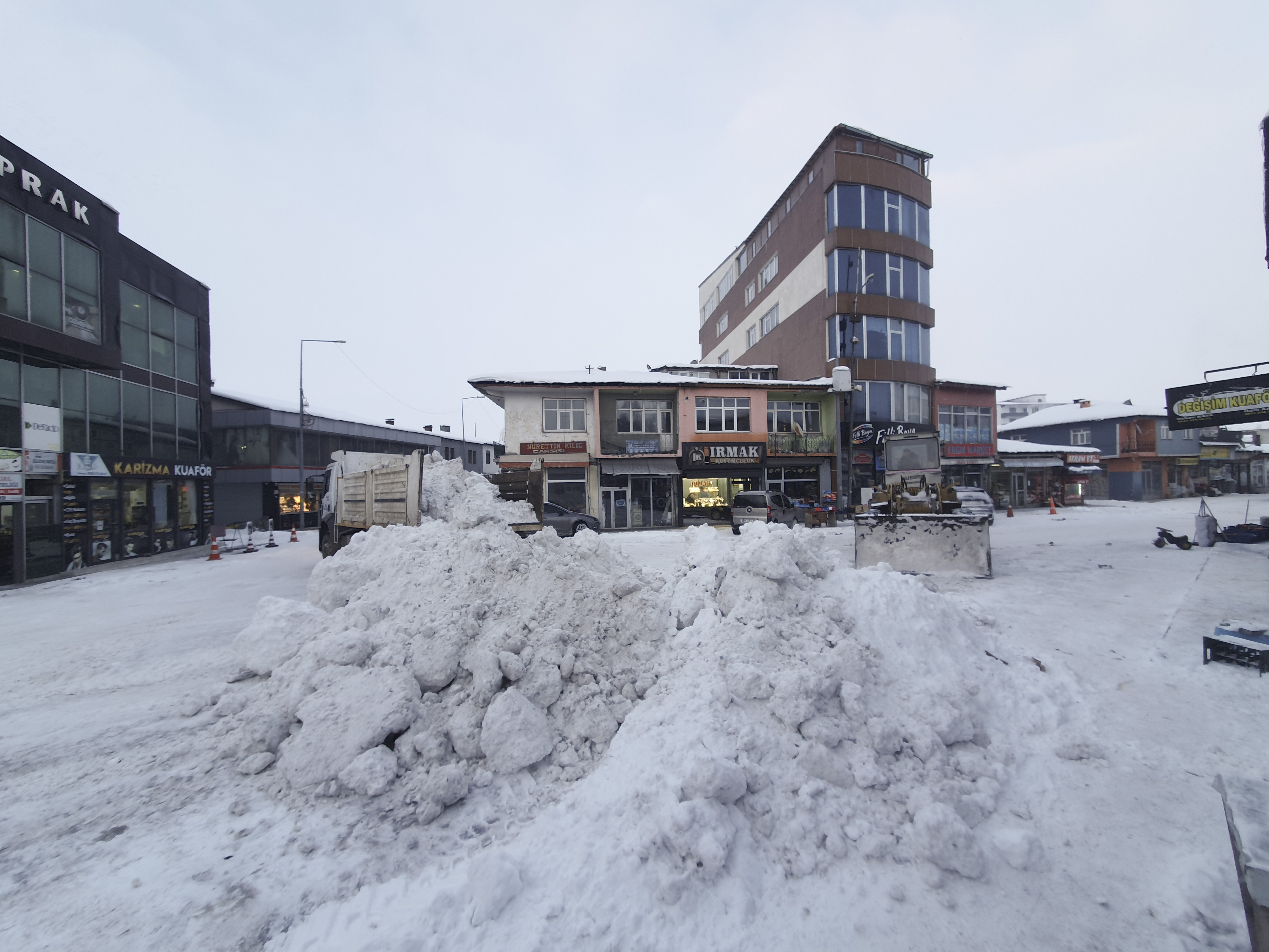 aa-20250222-37131223-37131219-ardahan-golede-kar-kutleleri-ilce-disina-tasiniyor.jpg