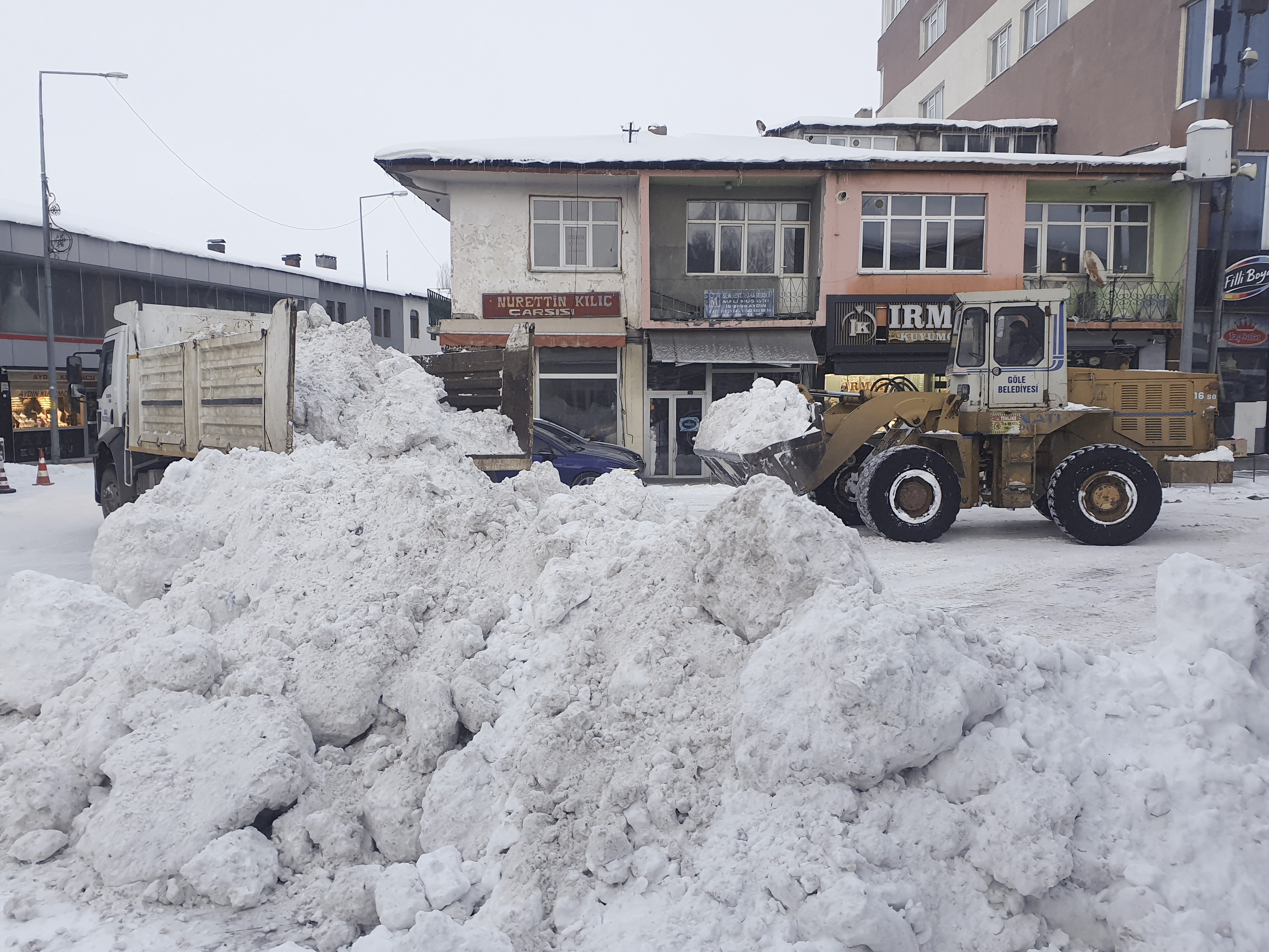 aa-20250222-37131223-37131220-ardahan-golede-kar-kutleleri-ilce-disina-tasiniyor.jpg