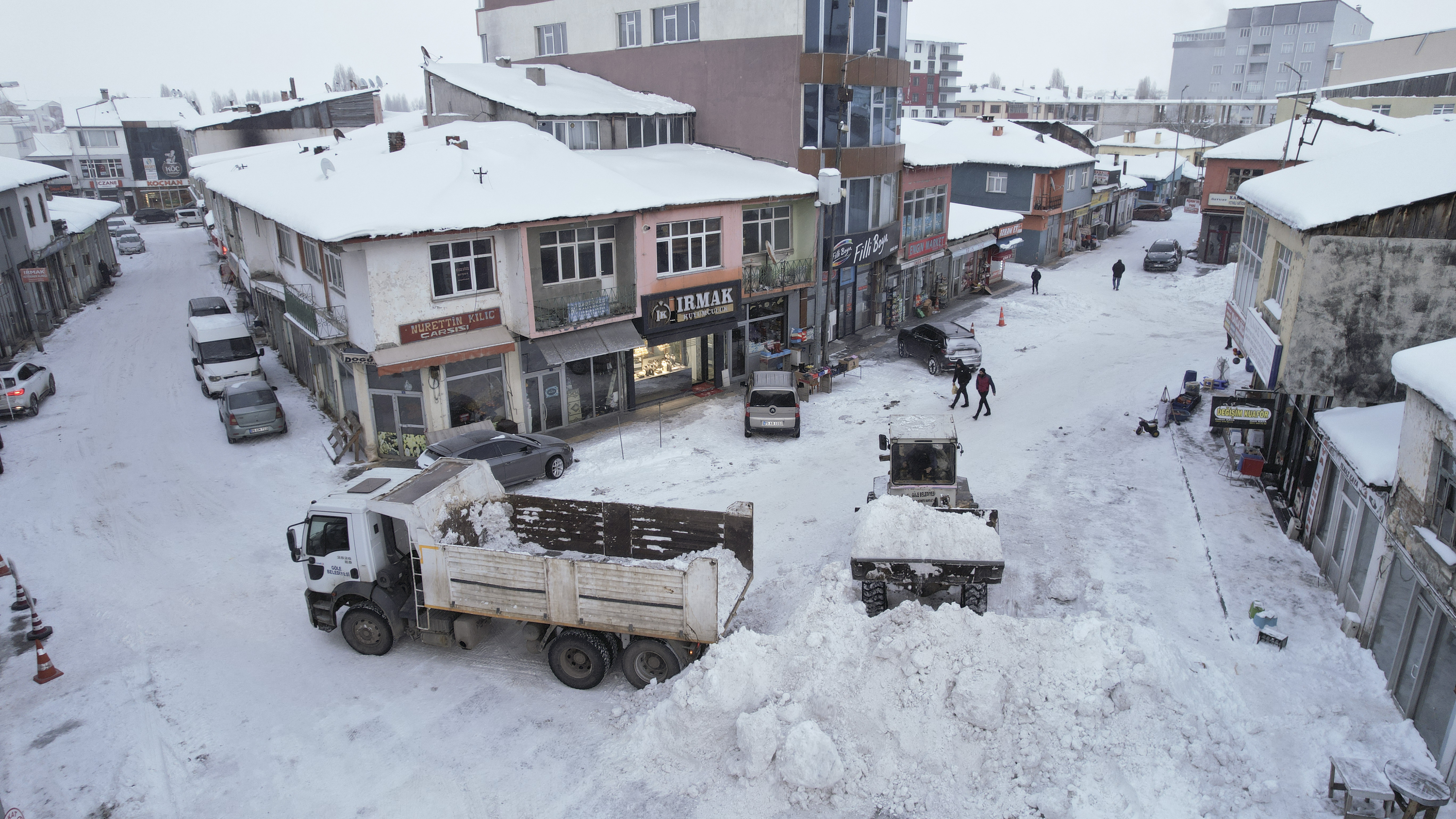 aa-20250222-37131223-37131221-ardahan-golede-kar-kutleleri-ilce-disina-tasiniyor.jpg